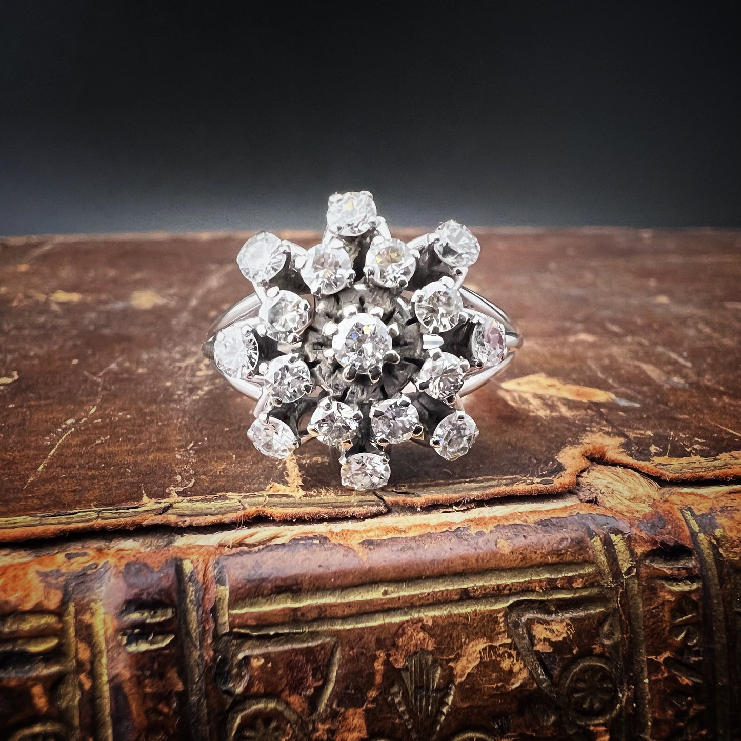Anello grande fiore di diamanti in oro bianco 18 ct - Italia 1960