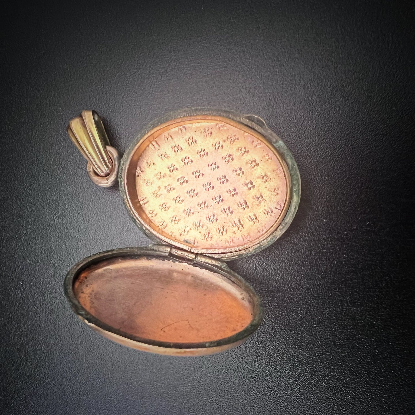 Antique Victorian 9ct gold locket