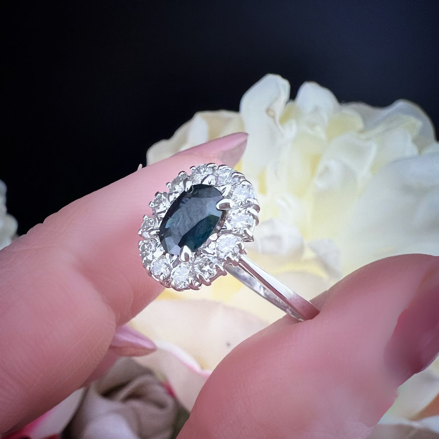 18K gold daisy ring with diamonds and sapphire