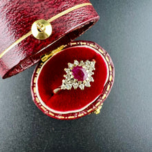 Carica l&#39;immagine nel visualizzatore di Gallery, Anello a margherita con rubino circondato da diamanti

