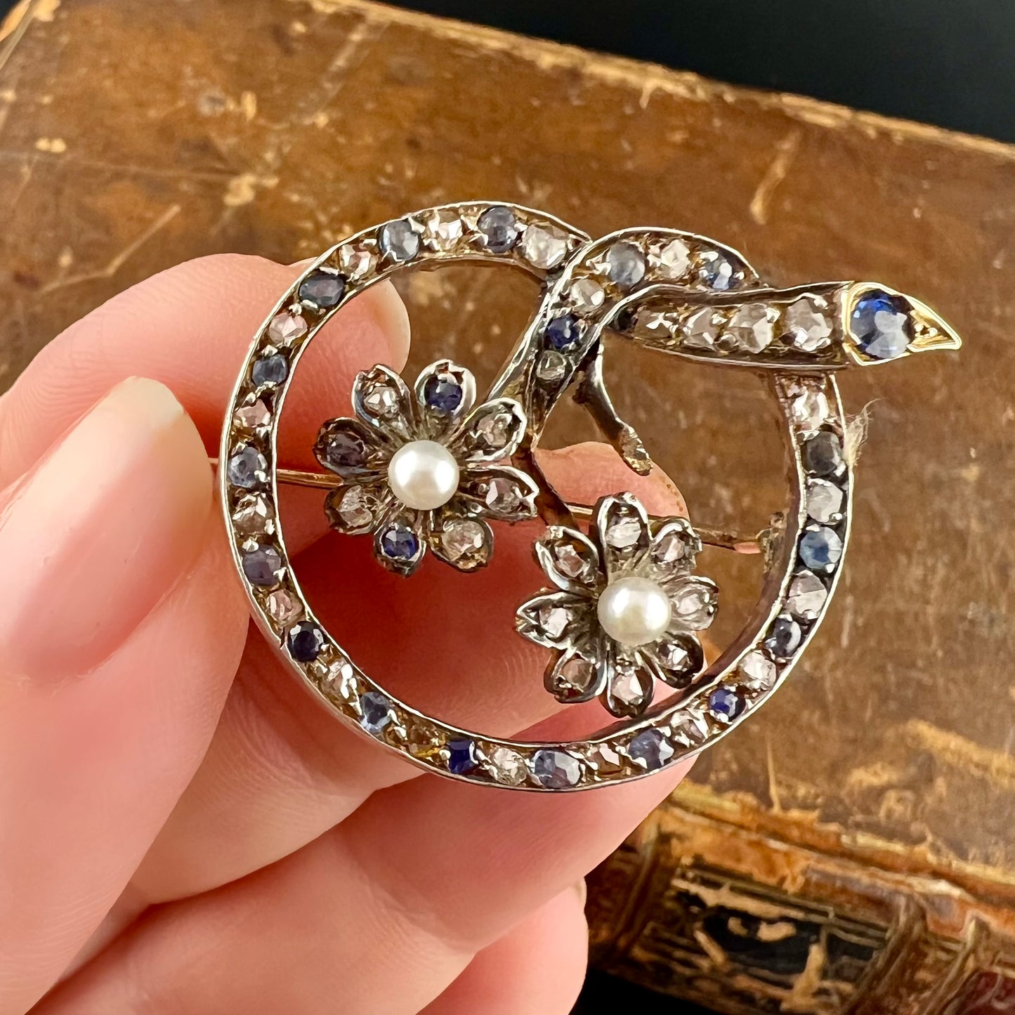 Antike Brosche aus 14 Karat Gold und Silber mit Diamanten und Saphiren. Amerikanisch, 1950er Jahre.