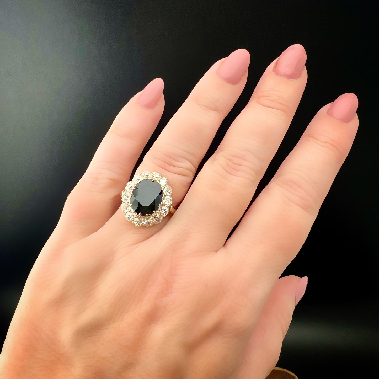 Gänseblümchenring aus 18 Karat Gold mit Altminendiamanten und einem natürlichen Saphir von 4,46 Karat