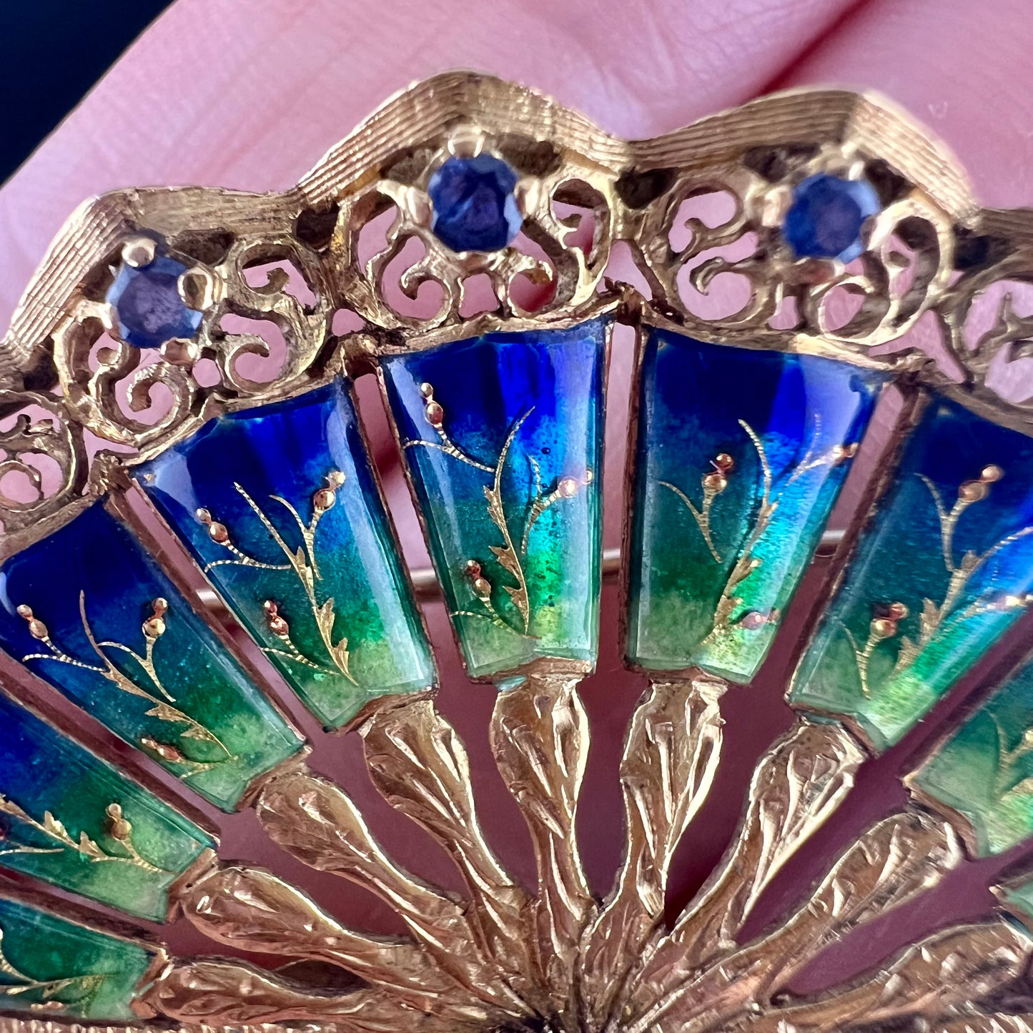 Fächerbrosche aus 18 Karat Gold, Saphir und Emaille. Italien, 1950er Jahre.