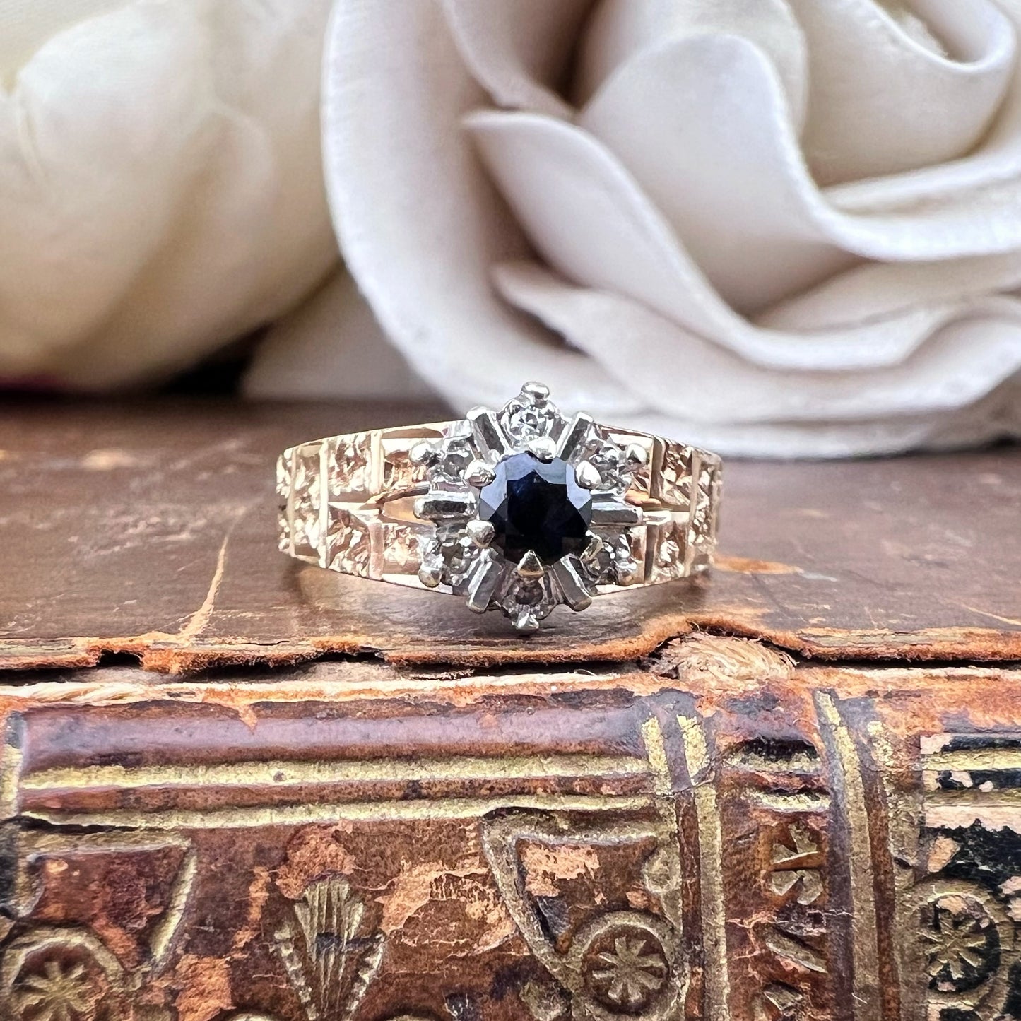 Anello Margherita in oro giallo e bianco con zaffiro e diamanti – Birmingham, 1976