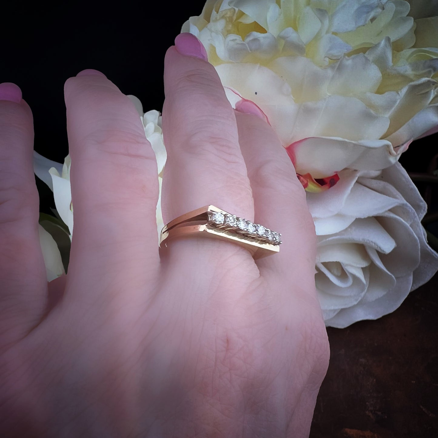 Anello vintage inglese con diamanti – modello a ponte obliquo (Sheffield, 1980)