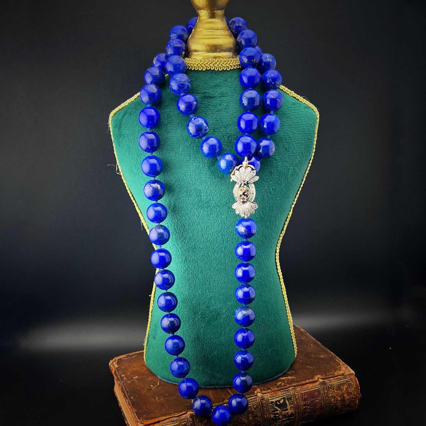 Necklace with natural lapis lazuli measuring 14 mm by 90 cm. Weight 242 grams. Clasp in gold, silver, diamonds and sapphires.