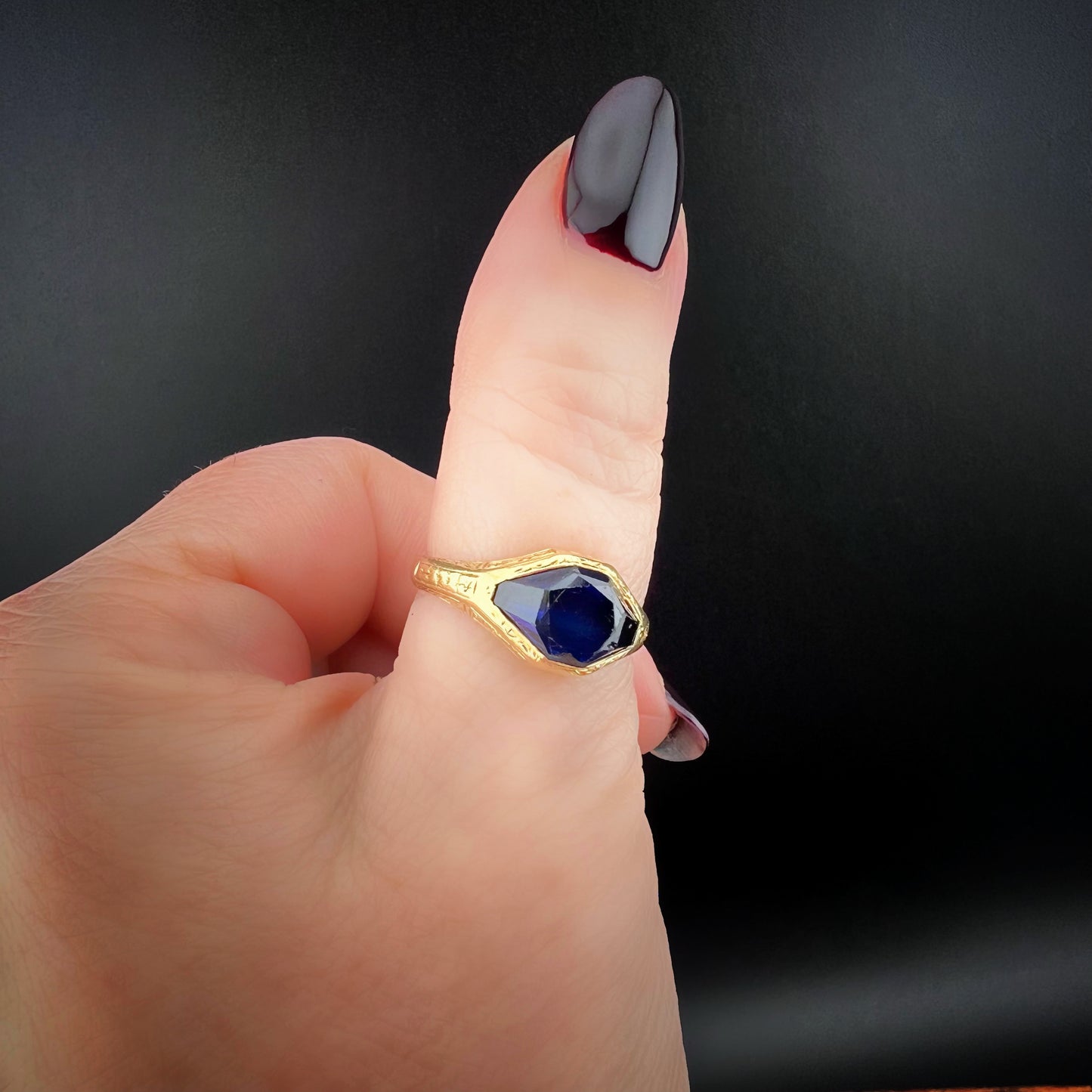Men's 18k gold ring with synthetic sapphire, c. 1920