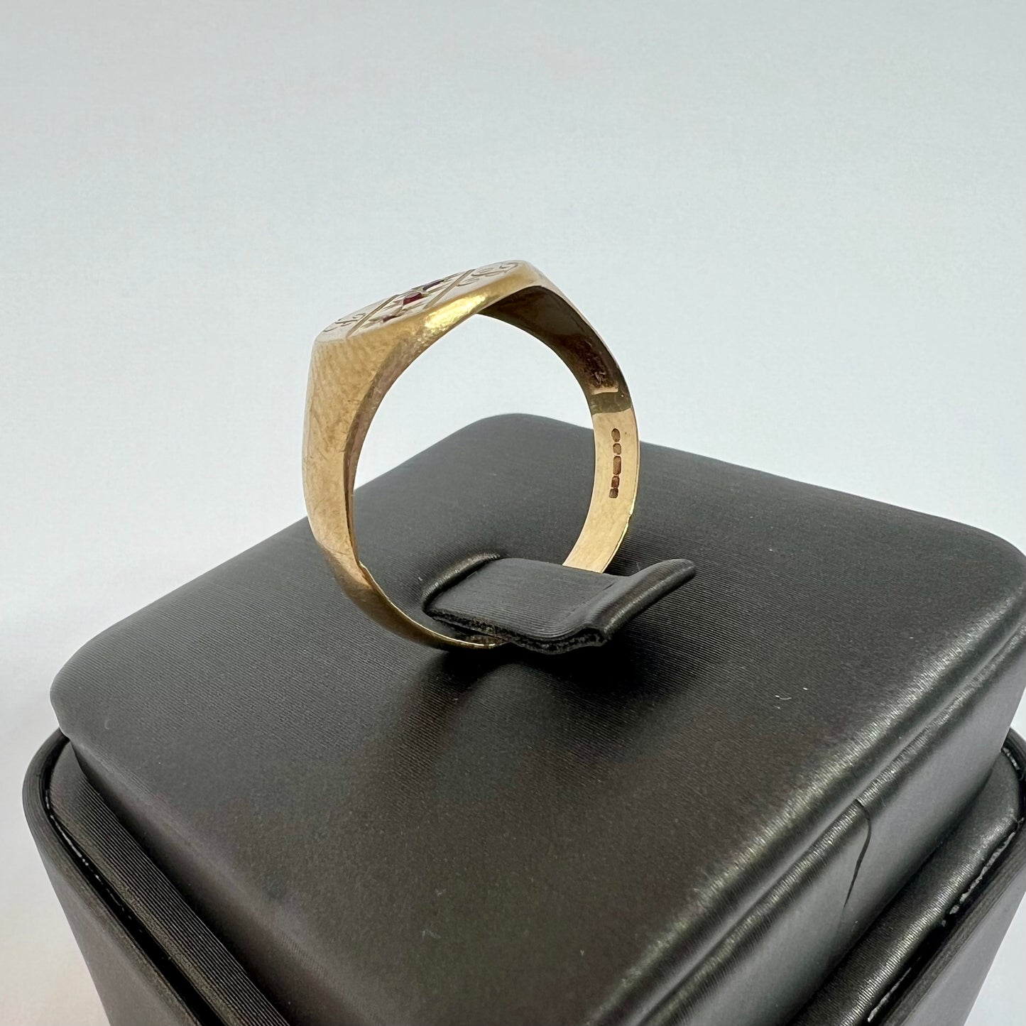 Men's ring - chevalier - seal - signet in gold and garnets