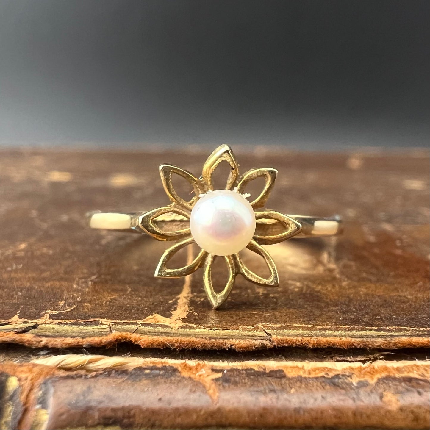 Daisy ring with central pearl