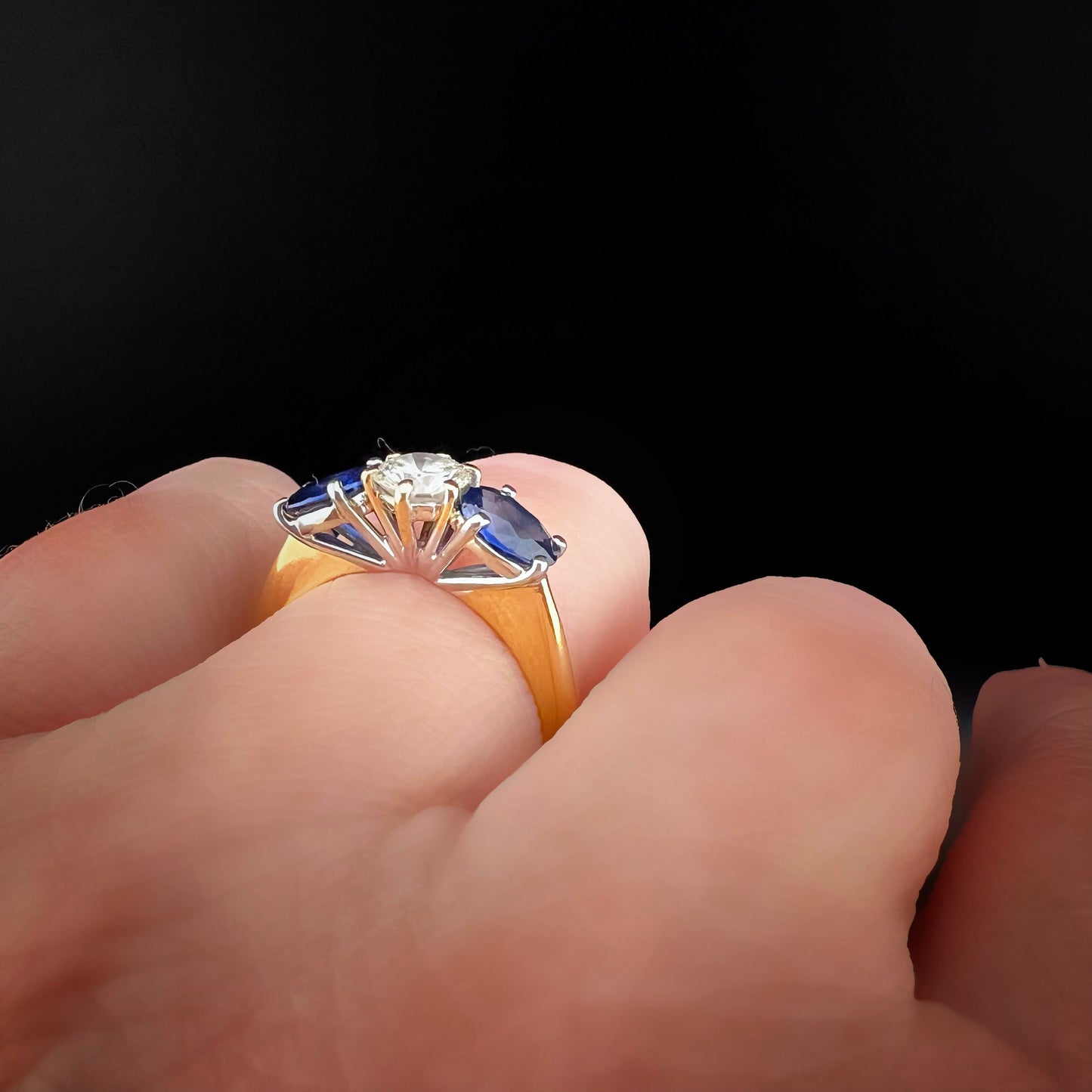 18k gold diamond and sapphire ring. Italy, c. 1920.