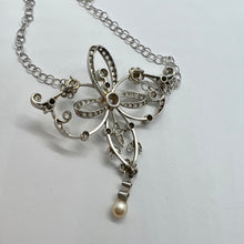 Carica l&#39;immagine nel visualizzatore di Gallery, Collana-collier con pendente nastrato in oro bianco e diamanti anni ‘20
