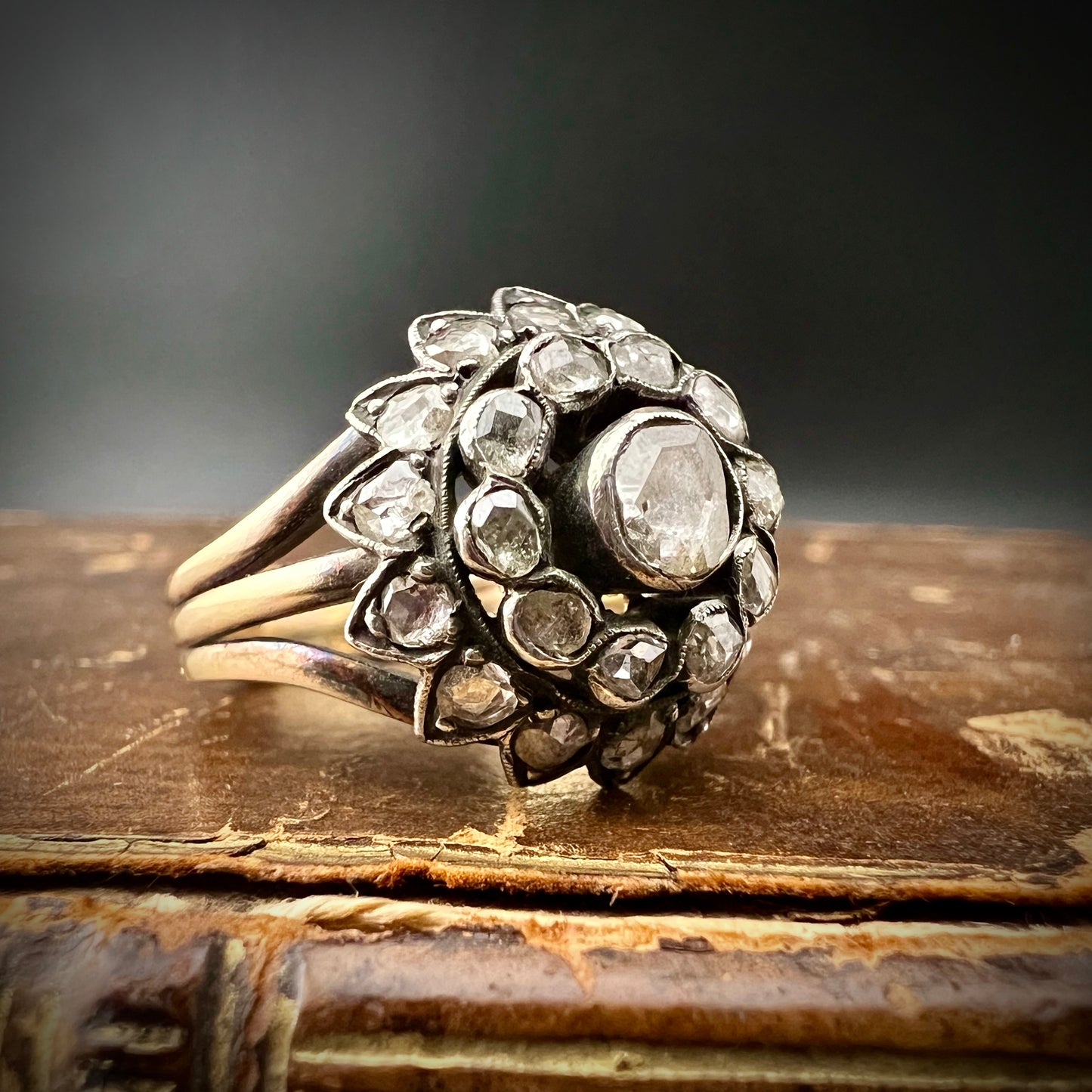 18 Karat Goldrosetten-Diamant- und Silberknospenring