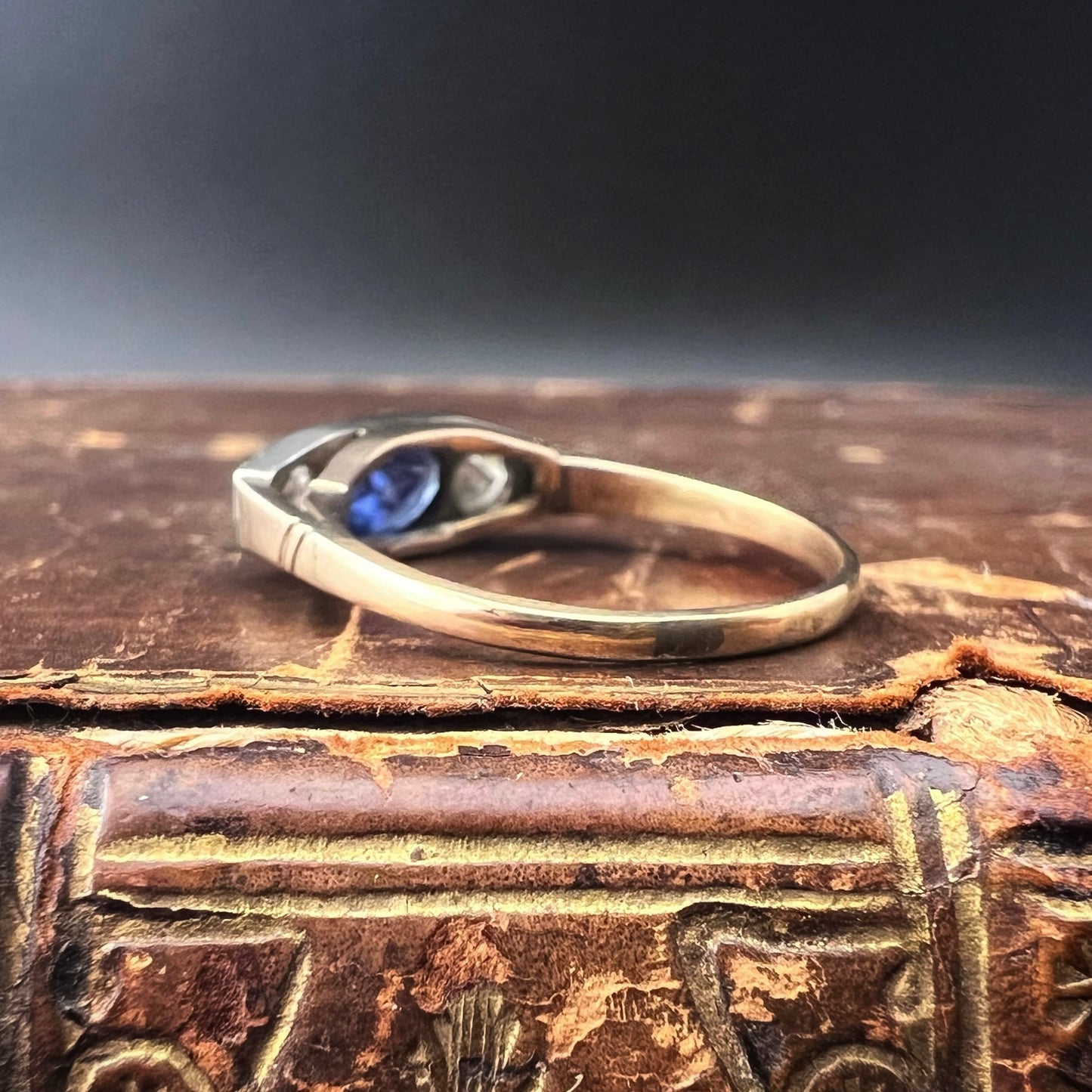 Trilogie-Ring aus 14 Karat Gold mit Saphir und alten Minendiamanten