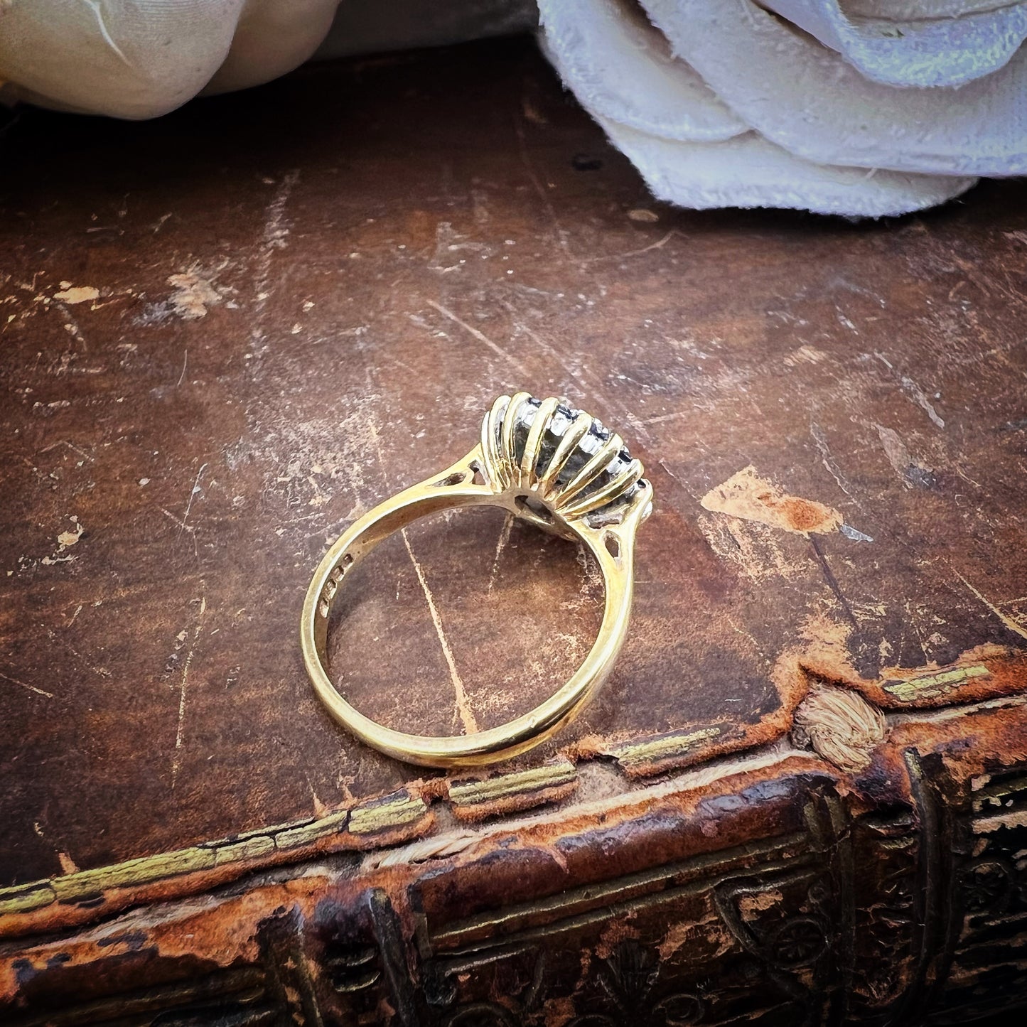 Anello Margherita in oro giallo 18 carati con diamanti e zaffiri – Londra, 1989