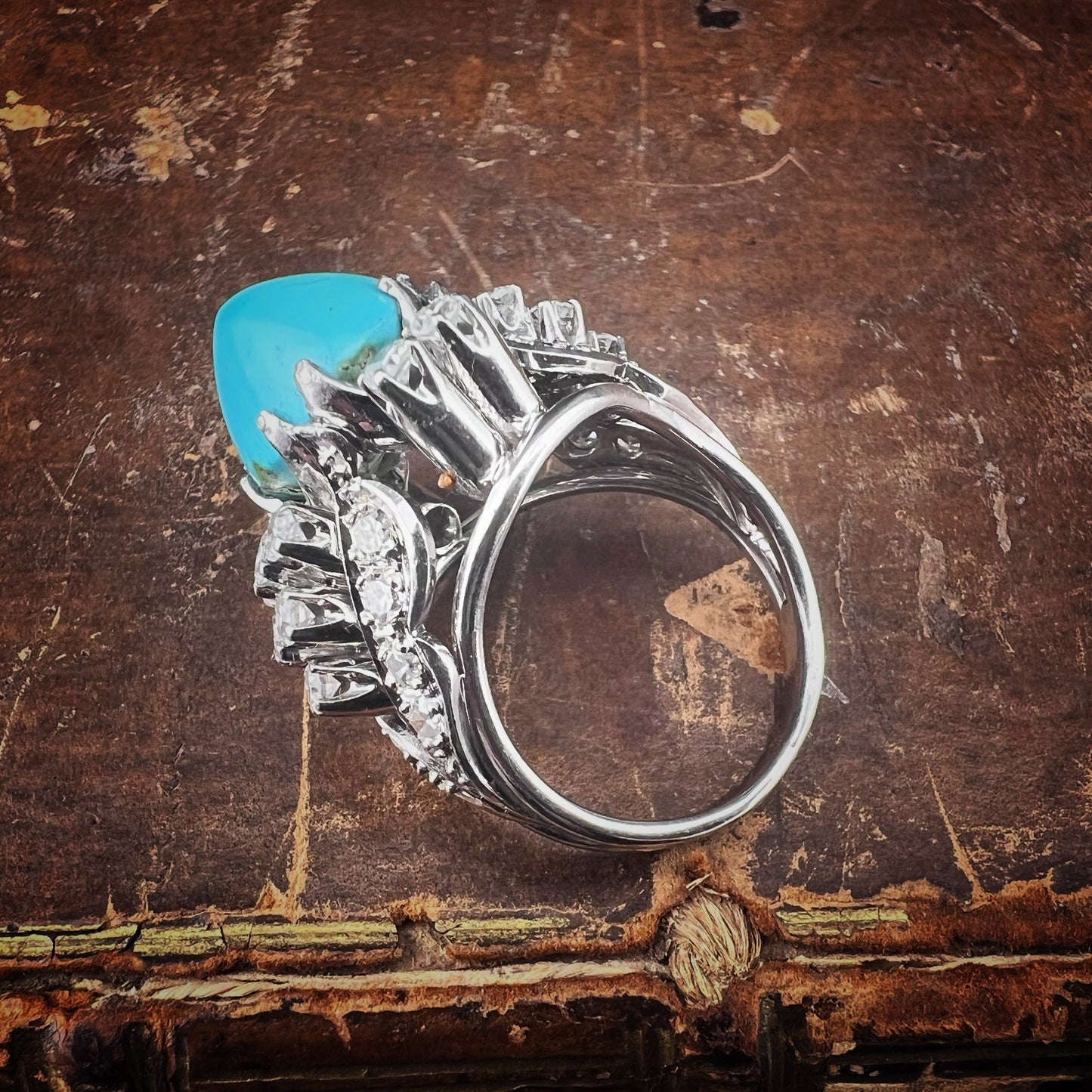 Imponente anello in oro bianco con turchese naturale e diamanti – Manifattura anni ’50