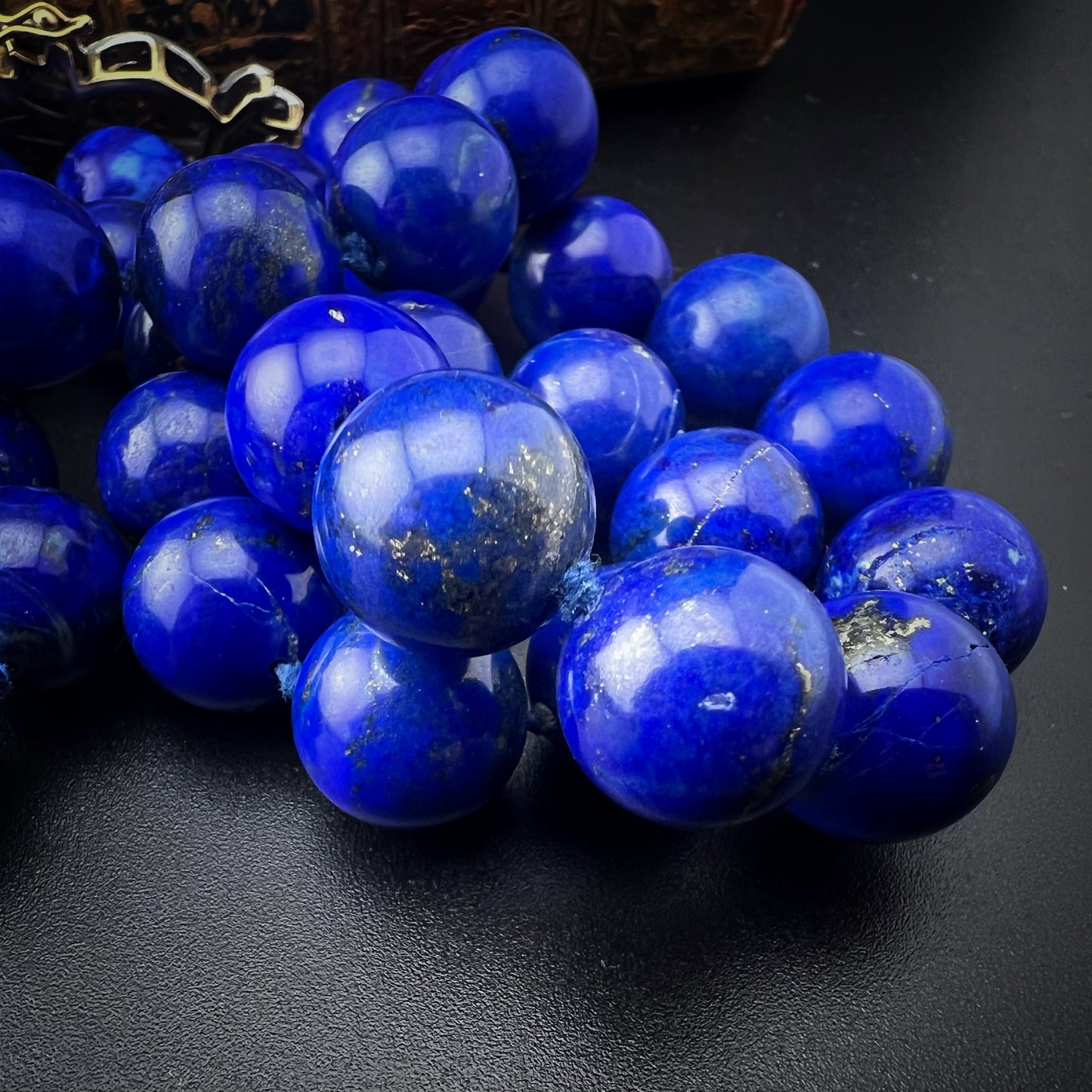 Necklace with natural lapis lazuli measuring 14 mm by 90 cm. Weight 242 grams. Clasp in gold, silver, diamonds and sapphires.