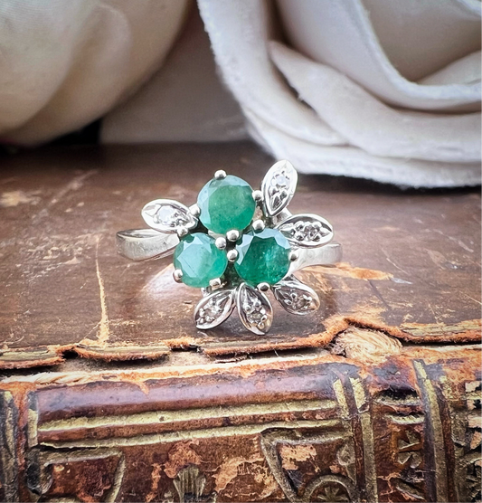 Anello Vintage in Oro Bianco con Smeraldi e Diamanti – Stile Naturalistico (Nord America)