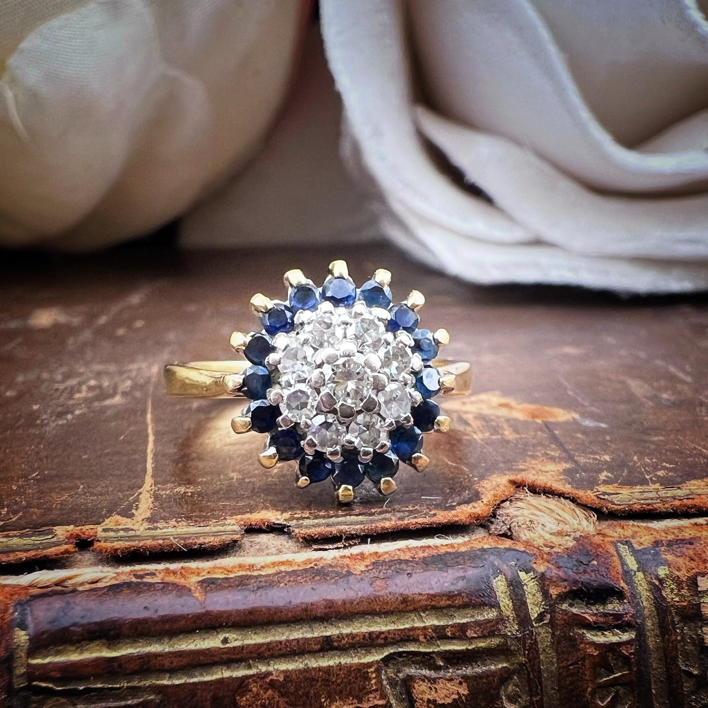 Anello Margherita in oro giallo 18 carati con diamanti e zaffiri – Londra, 1989