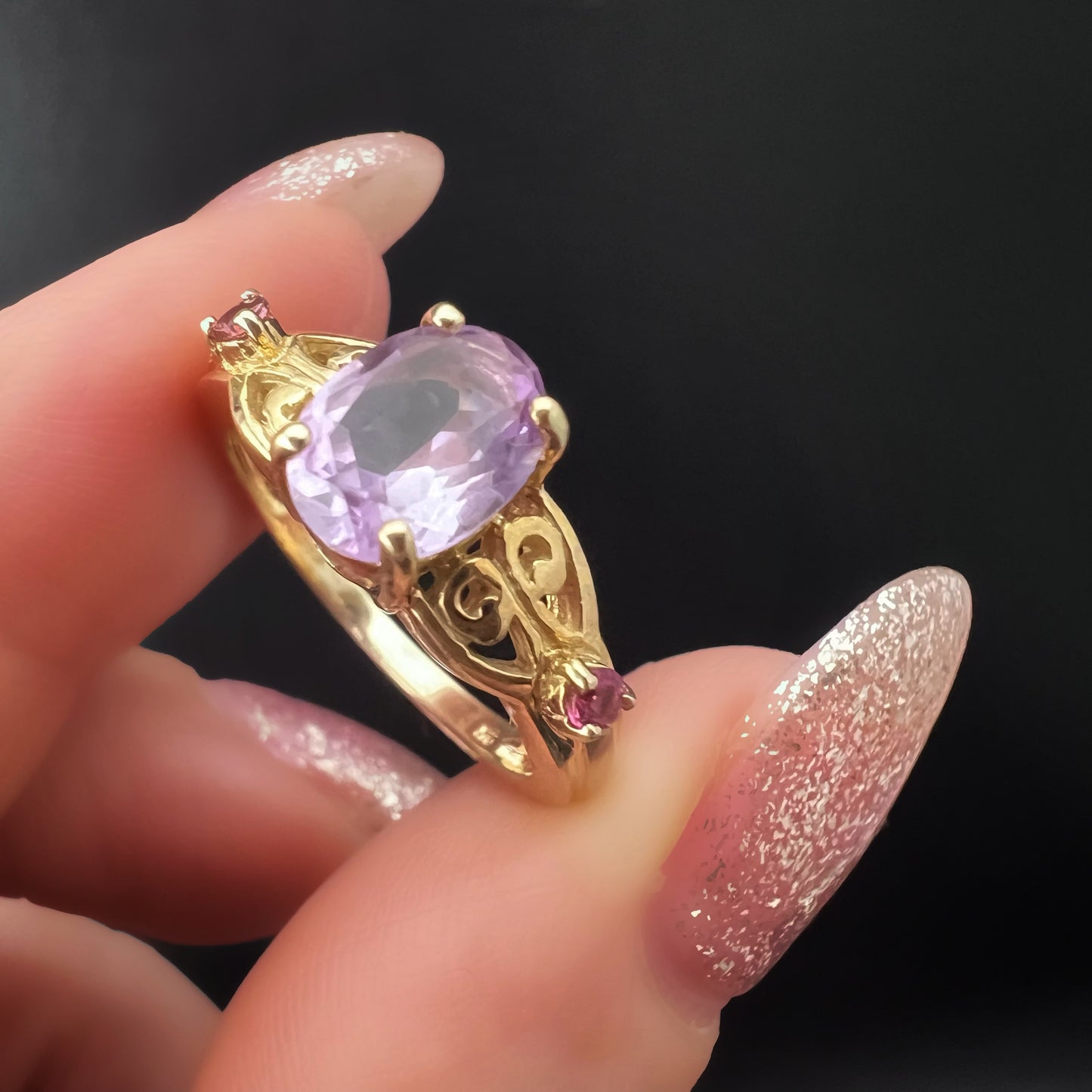 Vintage 9ct Goldring mit ovalem Amethyst und zwei kleinen rosa Turmalinen