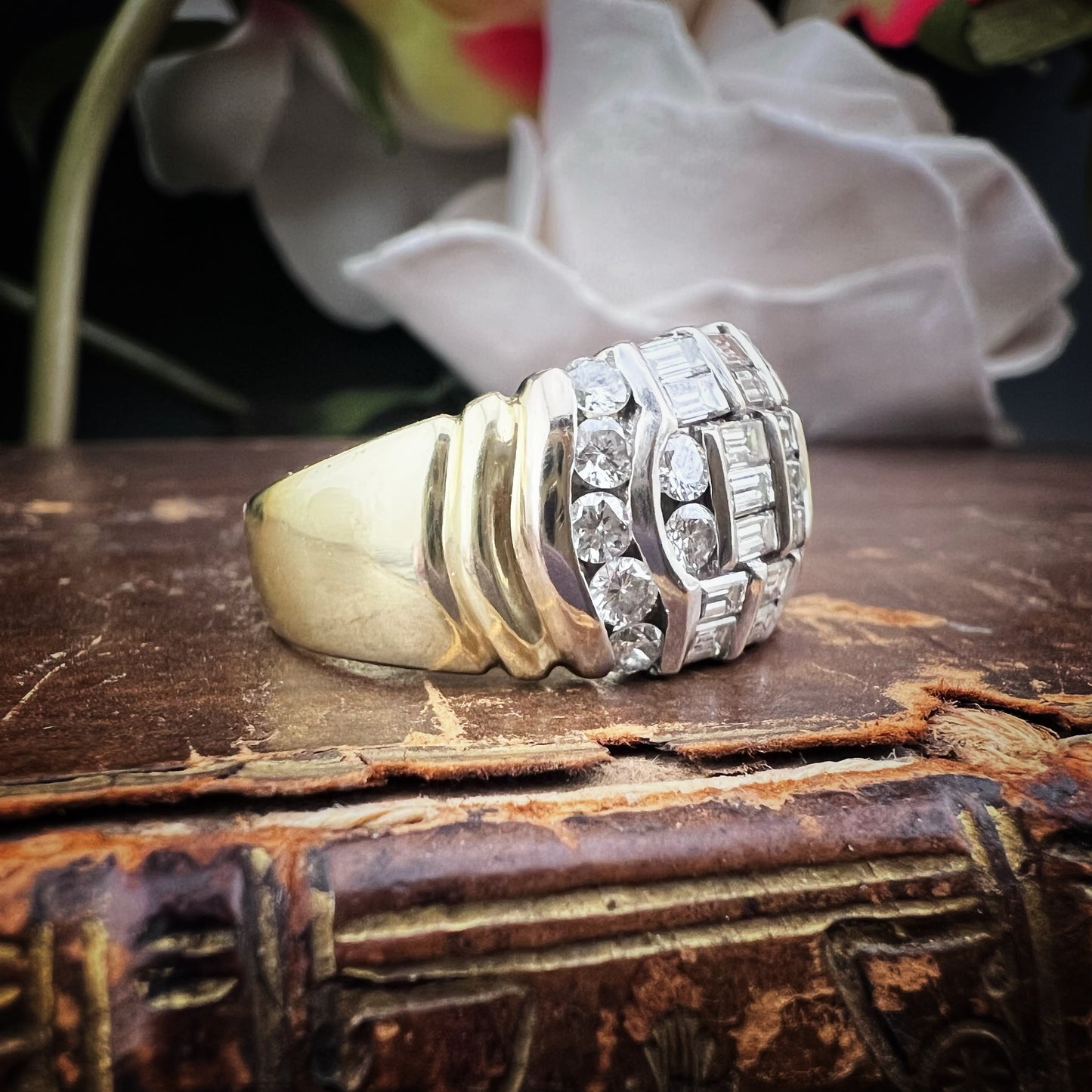 Vintage-Bandring aus 18 Karat Gelbgold mit Baguette- und runden Diamanten – insgesamt 2,31 ct