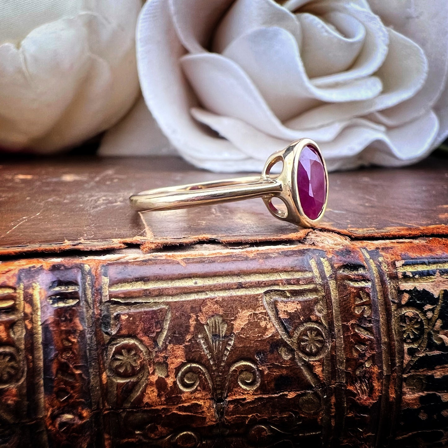 Anello vintage in oro giallo con rubino naturale – Inghilterra, anni ’80