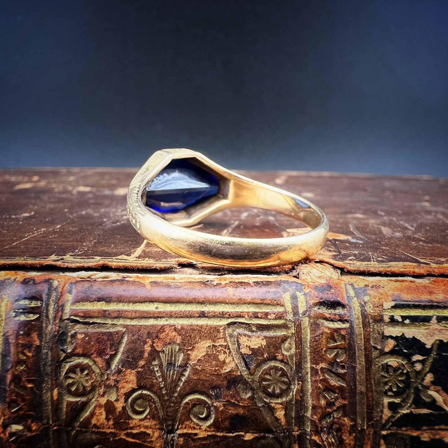 Men's 18k gold ring with synthetic sapphire, c. 1920