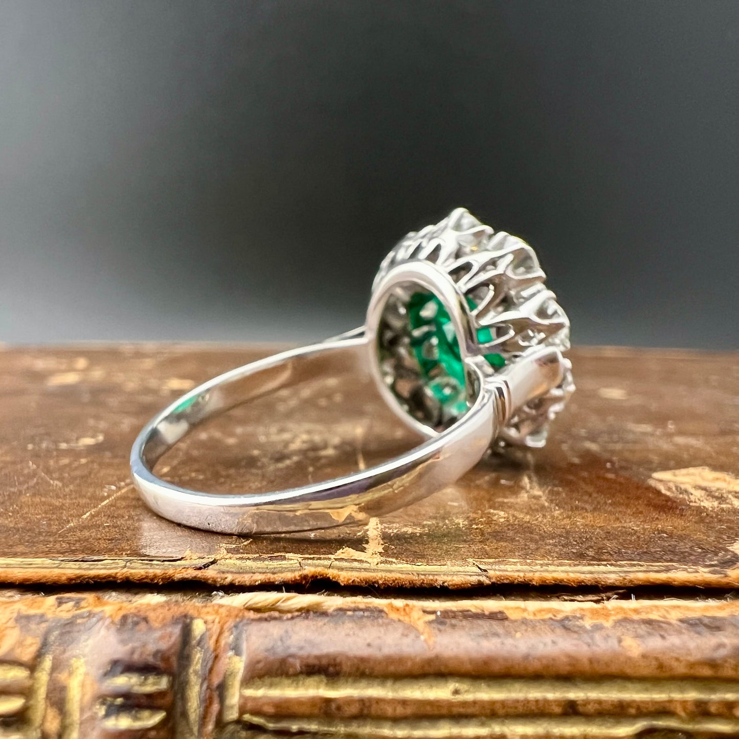 Colombian emerald and diamond ring, 18k gold