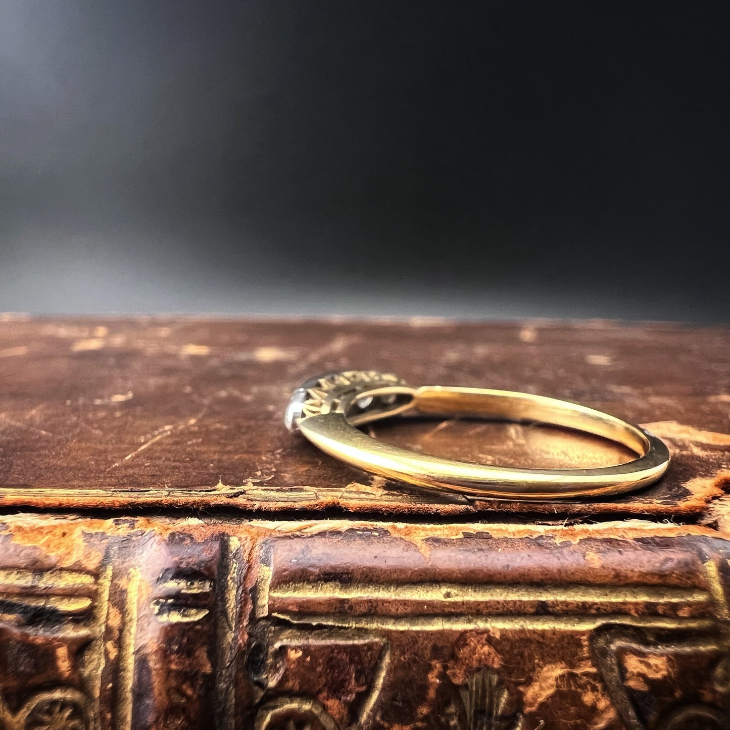 Antique Riviera ring in 18k gold and old mine diamonds