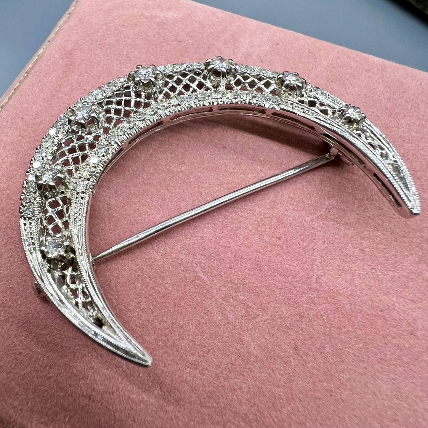 Halbmondbrosche aus 18 Karat Weißgold und Diamanten