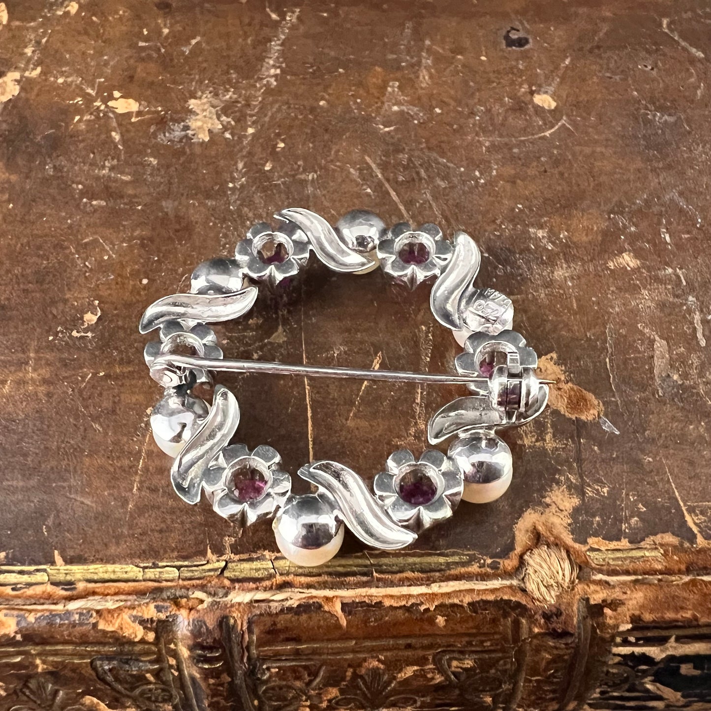 Italienische Brosche aus 18 Karat Gold mit Rubinen und Perlen aus den 1950er Jahren