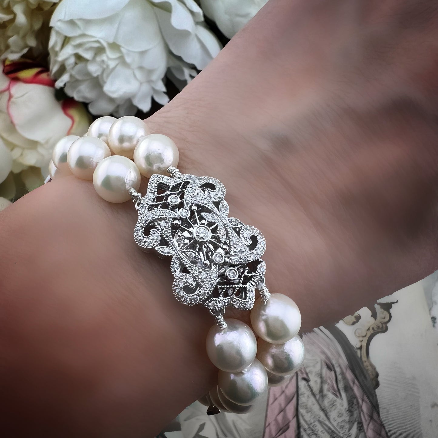 Bracciale vintage in perle Akoya con chiusura importante in oro bianco e diamanti – Anni ’60