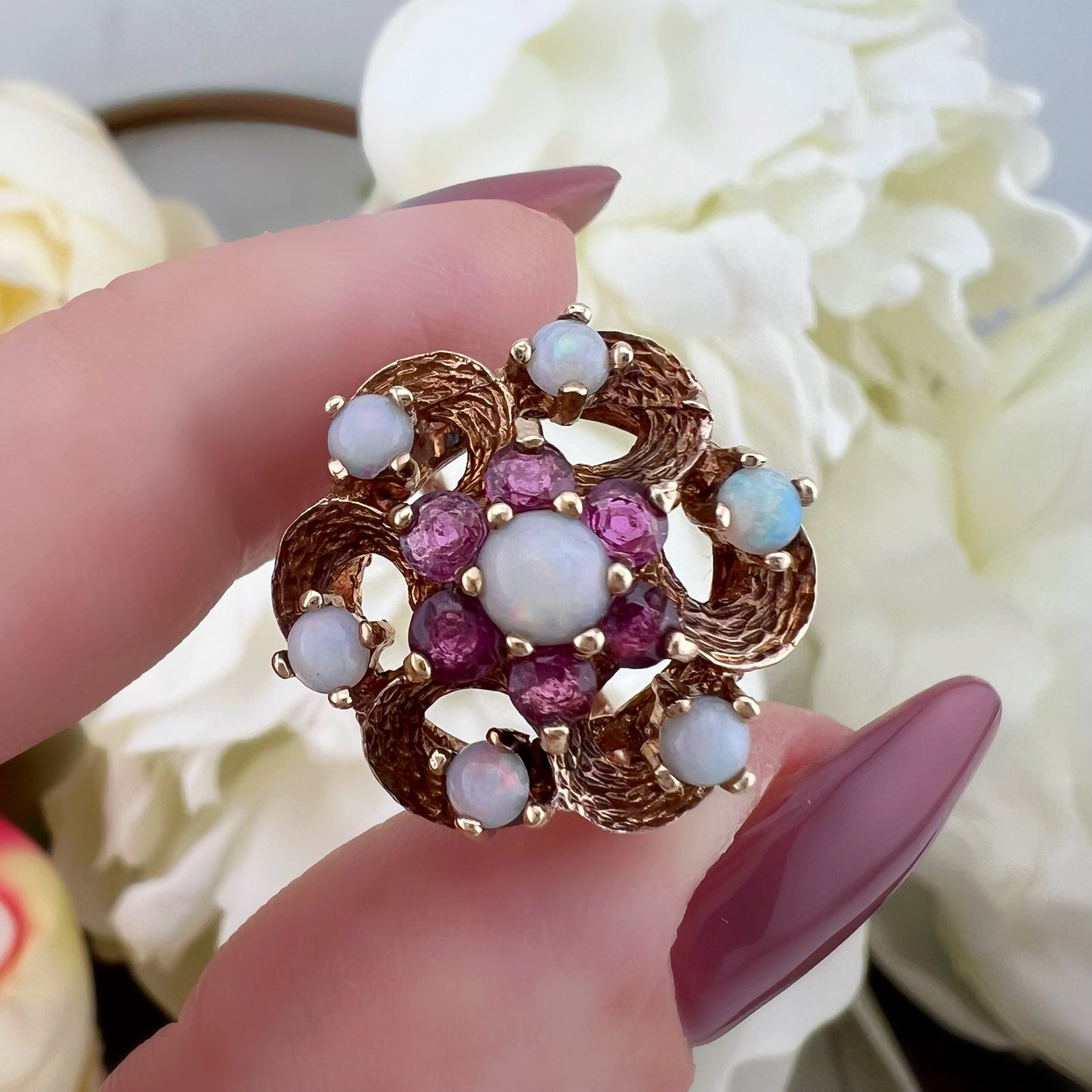Anello vintage floreale in oro, opali e rubini – Londra 1971