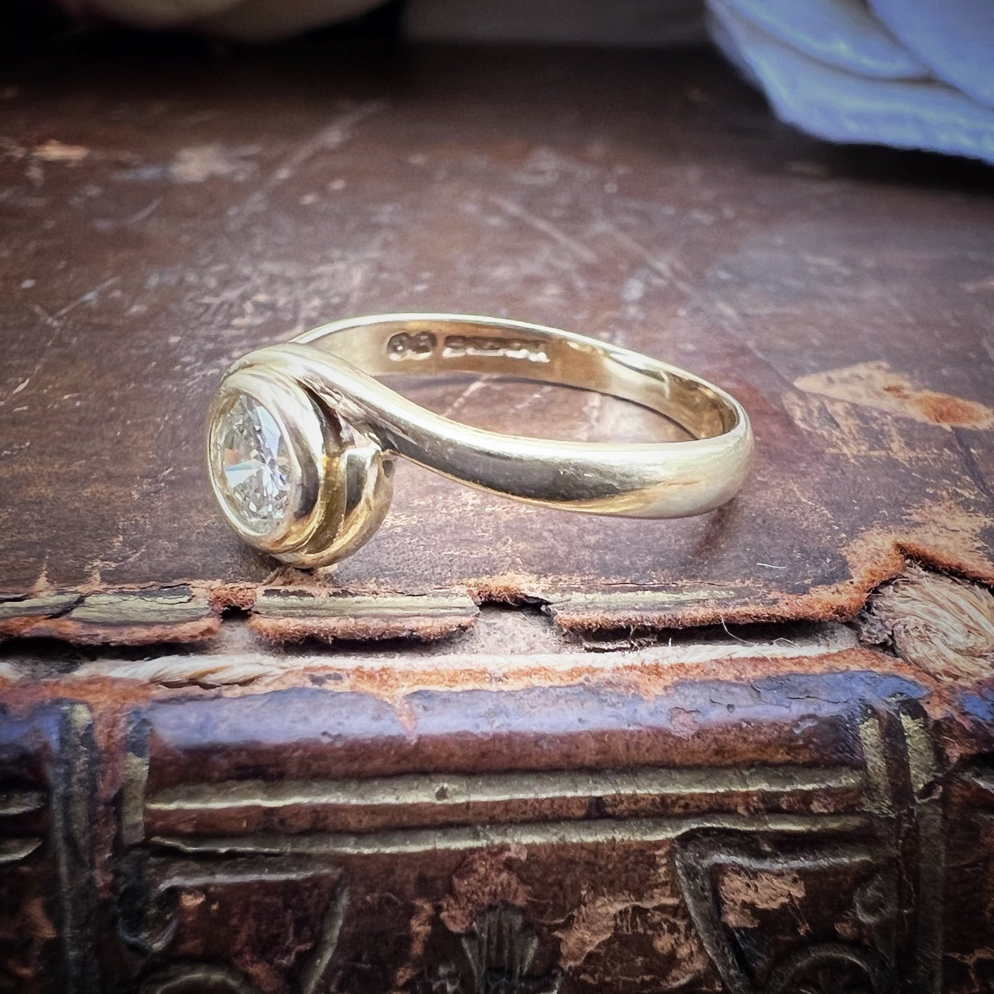 Elegante anello solitario vintage realizzato a Birmingham nel 1985, in oro giallo 9 carati