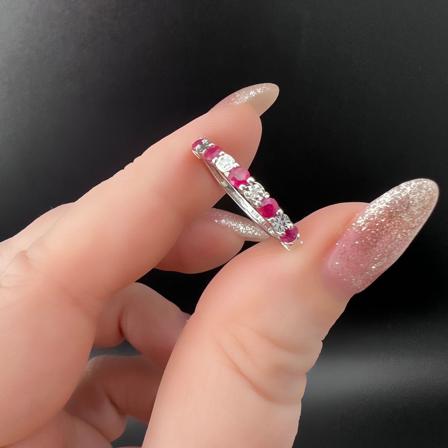 Vintage-Ring aus Weißgold, Rubinen und Diamanten