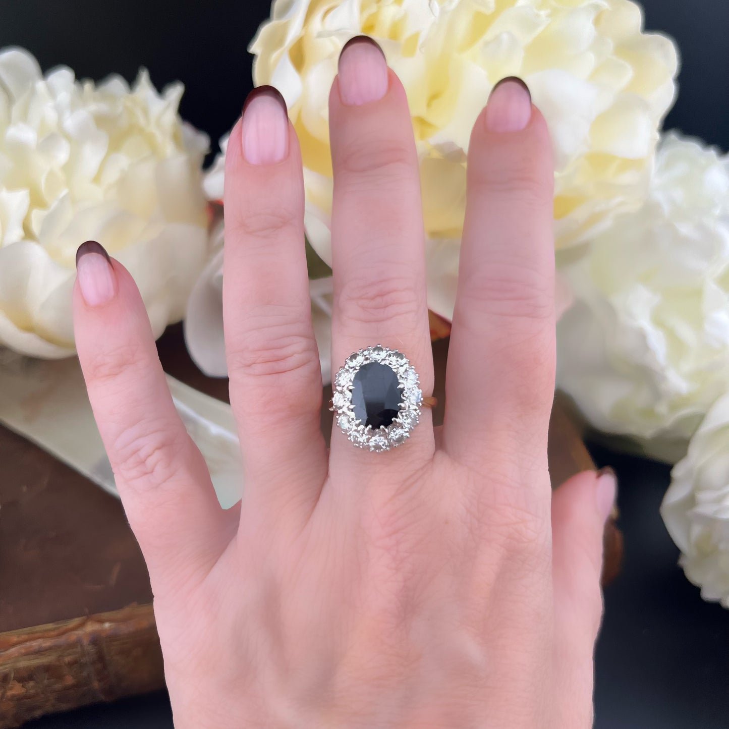Anello a margherita in oro 18 ct con zaffiro e diamanti