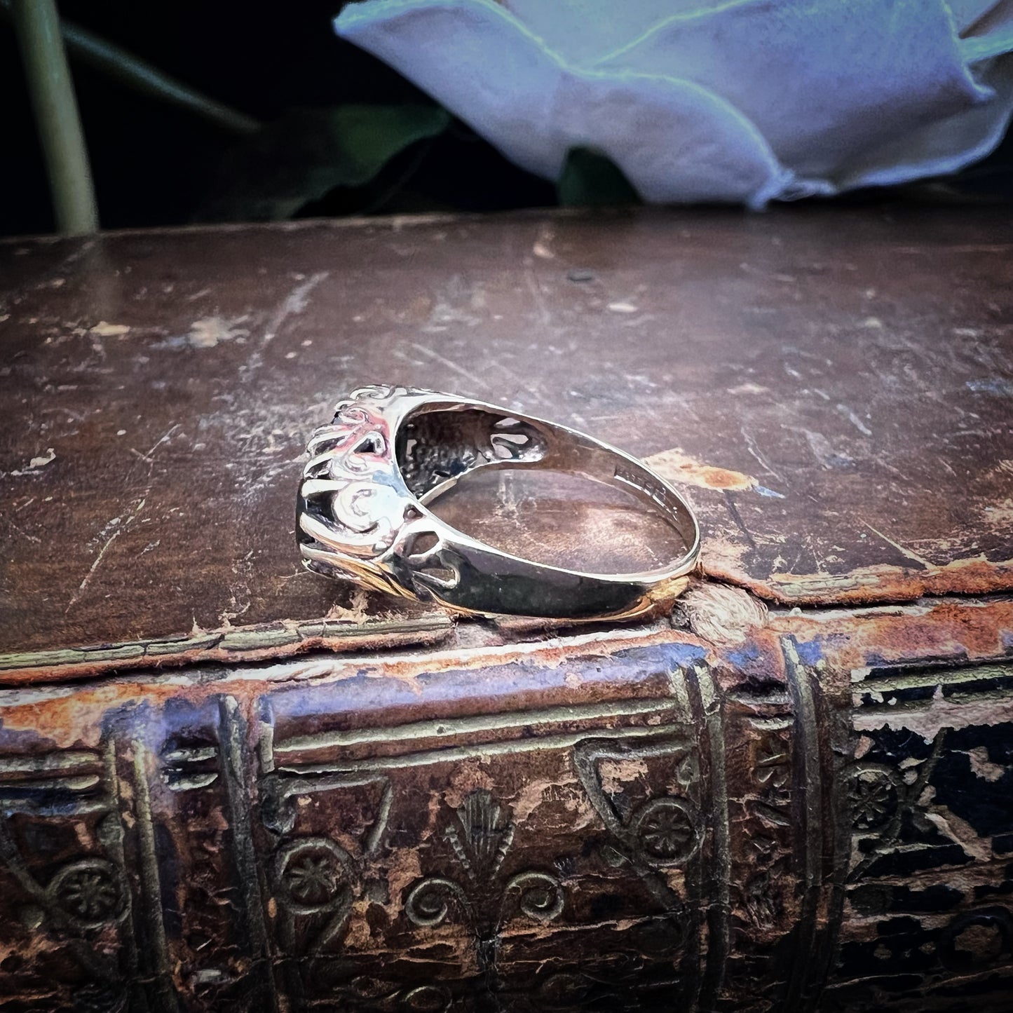 Band ring with three sapphires and diamonds