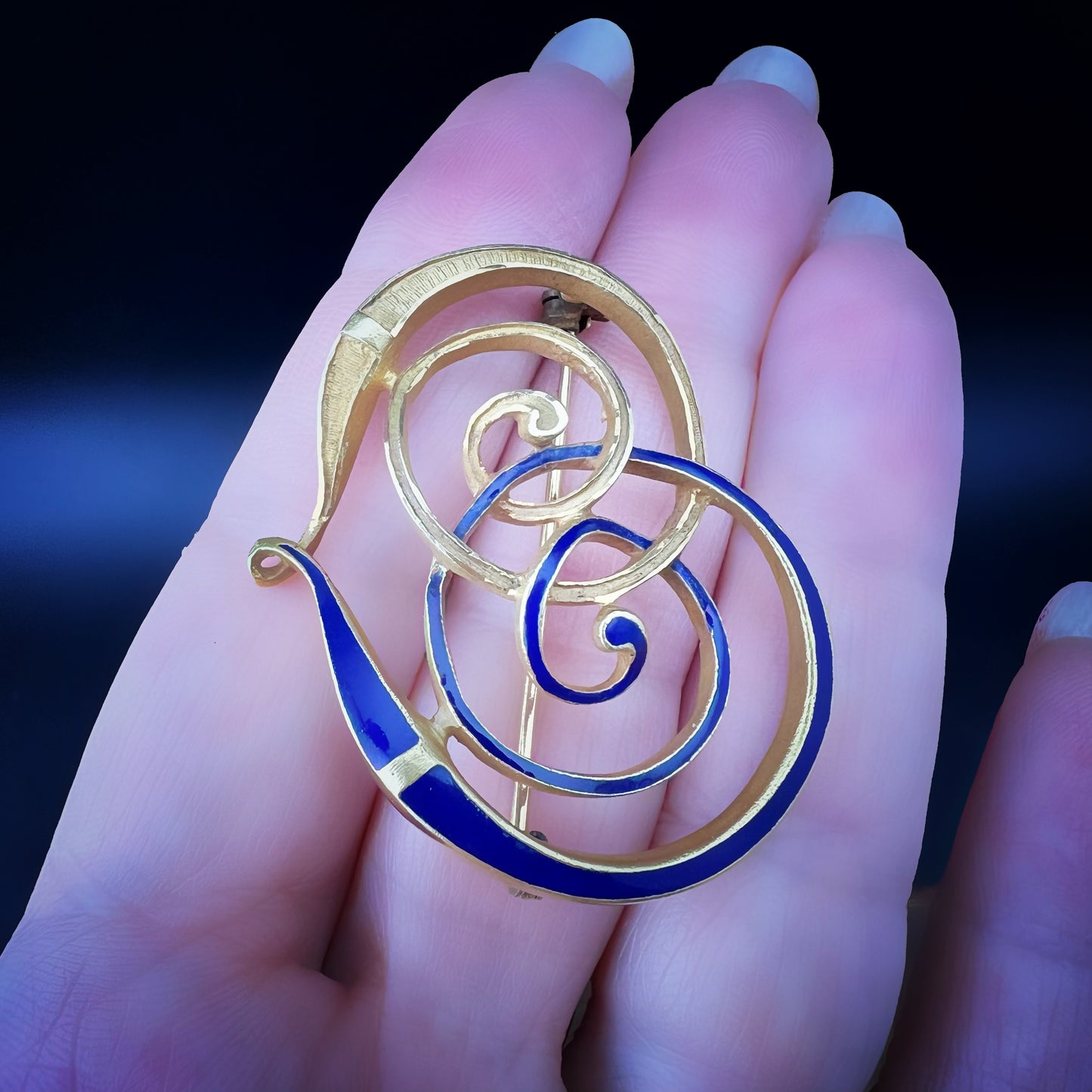 Designerbrosche aus 18 Karat Gold mit stilisiertem Herz – Blaue Emaille und Satin-Finish, Italien, 1970er