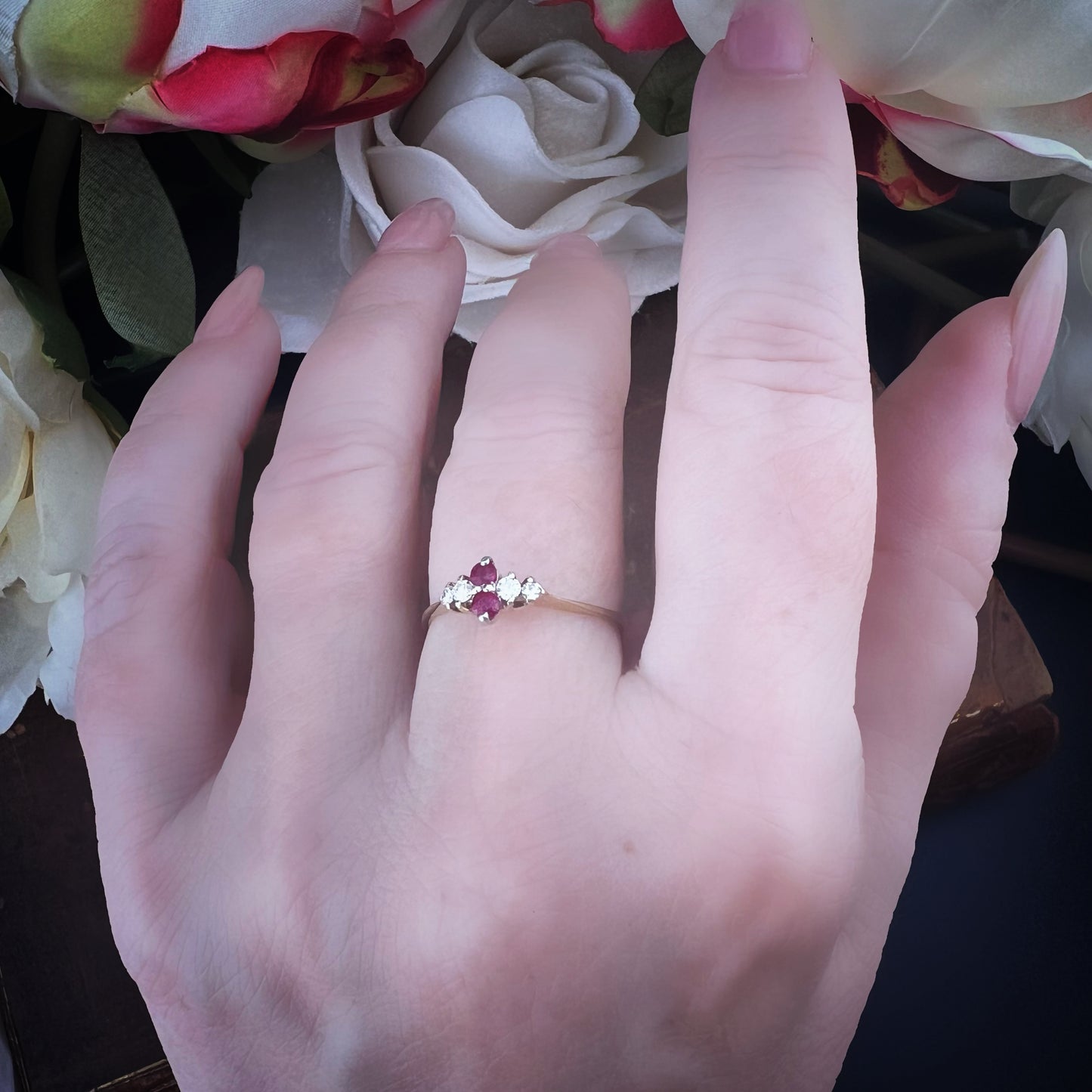 Anello Vintage con Rubini e Diamanti – Sheffield, 1983