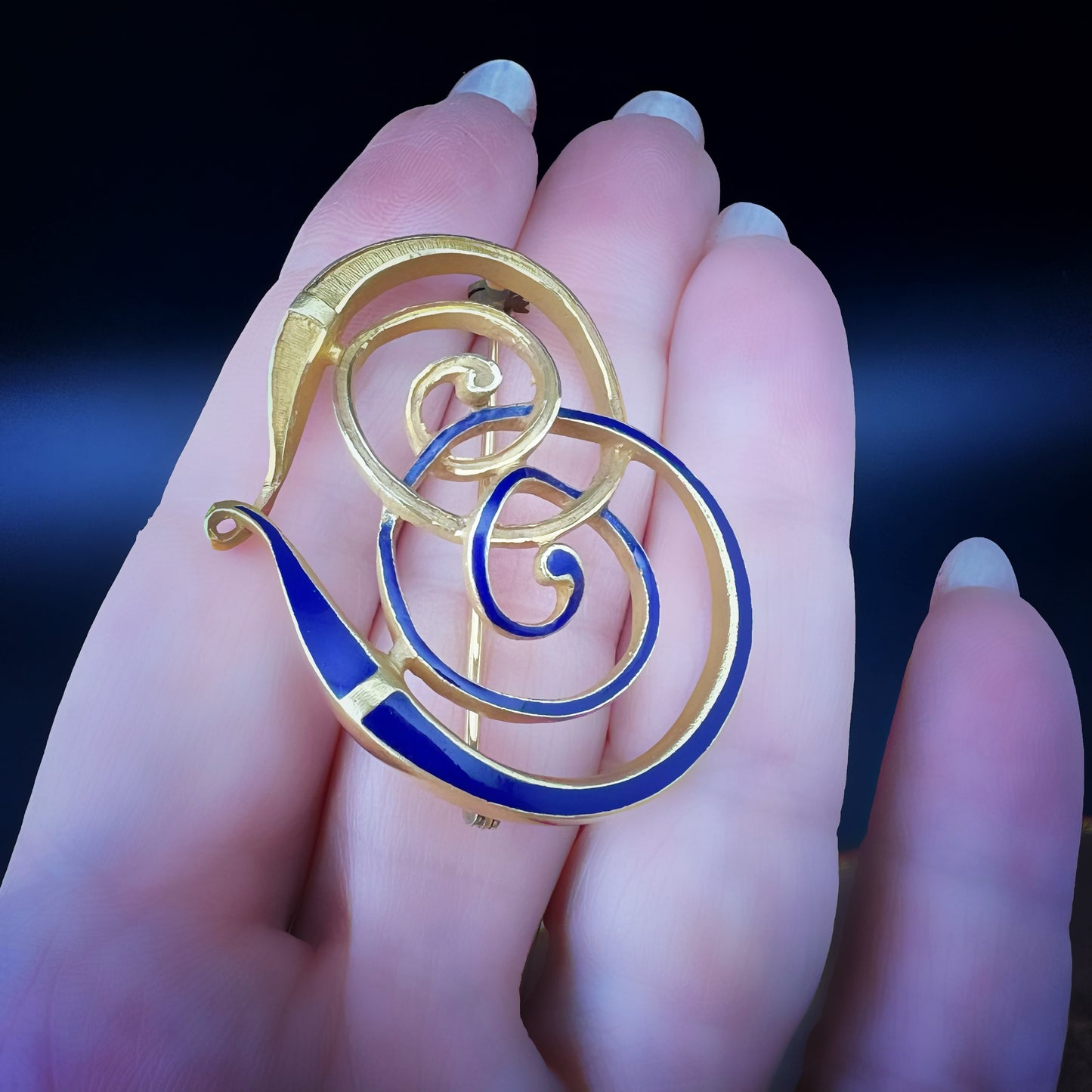 Designerbrosche aus 18 Karat Gold mit stilisiertem Herz – Blaue Emaille und Satin-Finish, Italien, 1970er