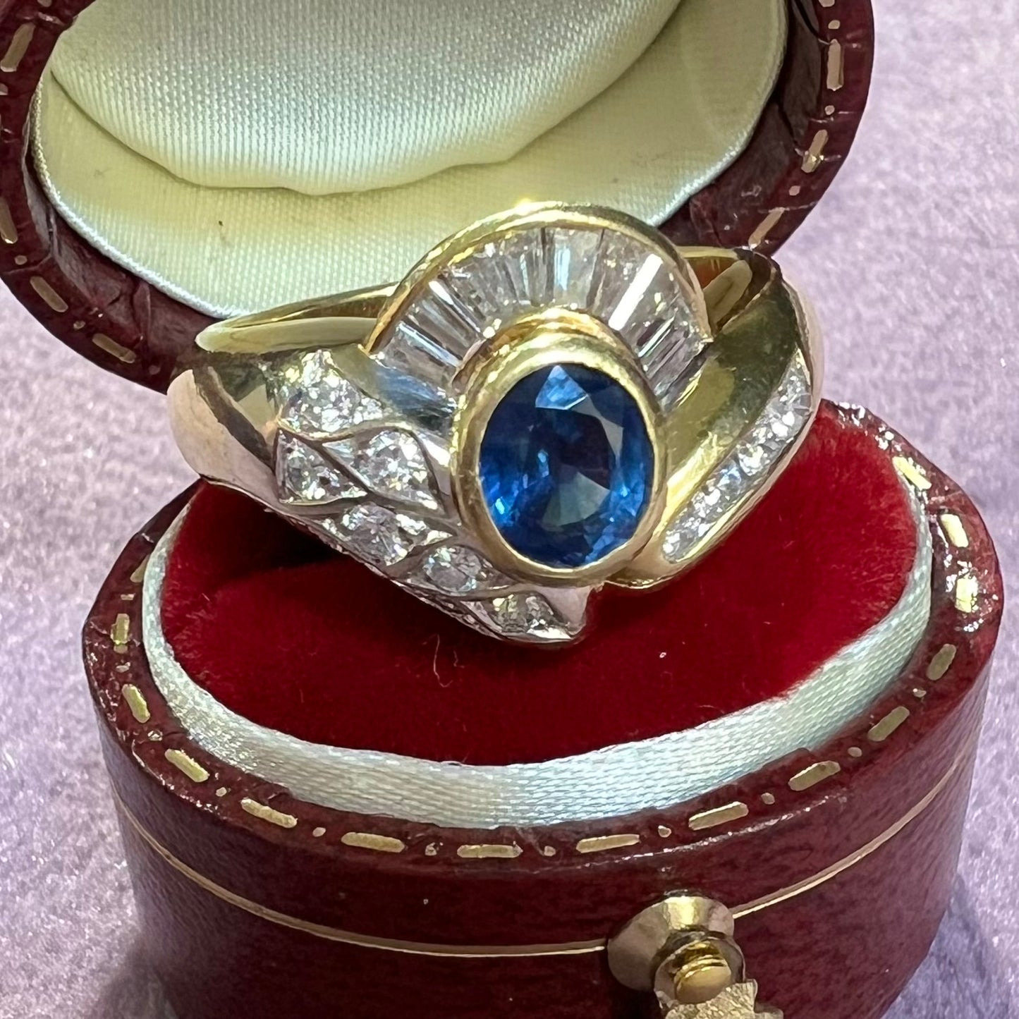 Sapphire ring and diamond skirt in 18k gold