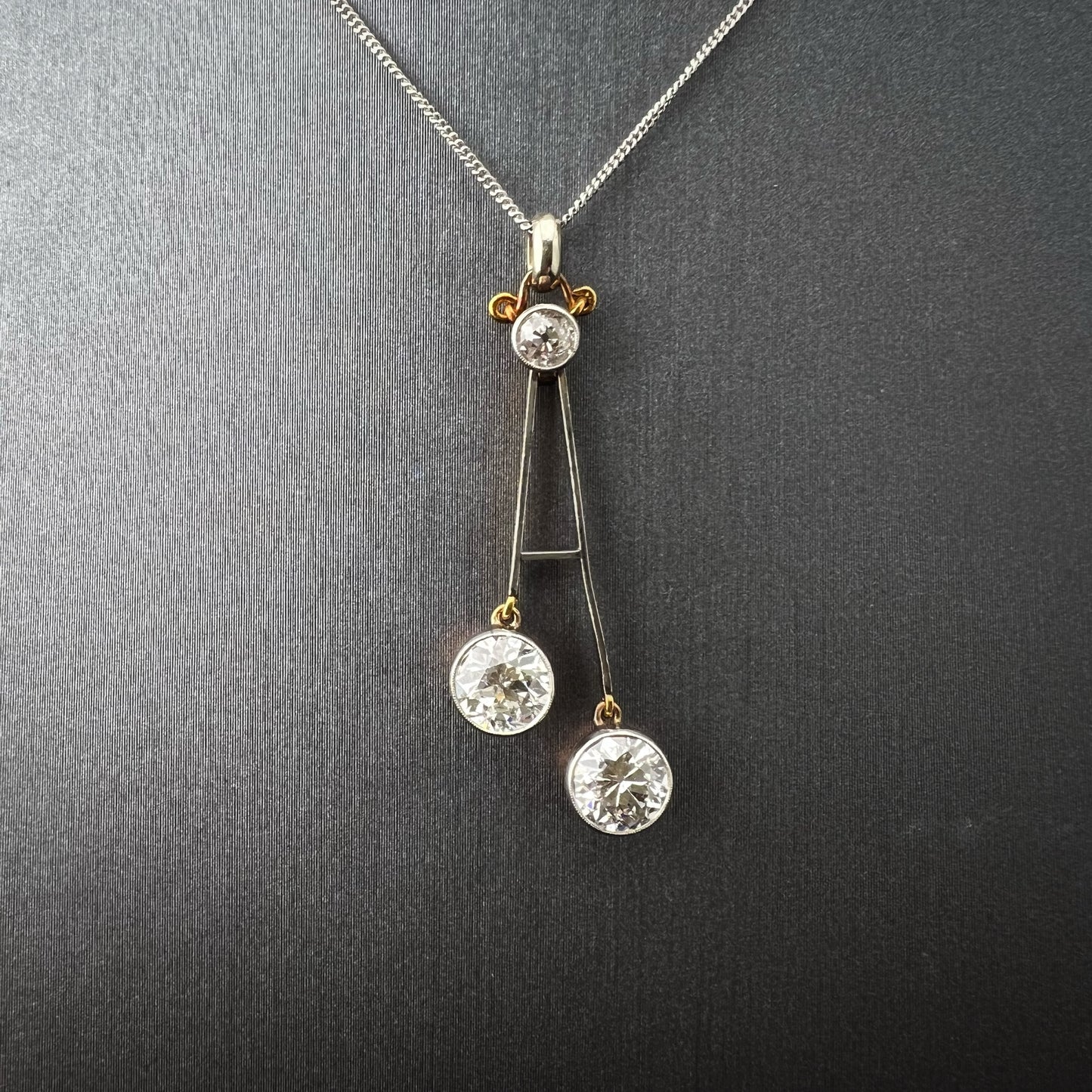 Art Deco pendant in 18k gold and 2.25 carats of diamonds