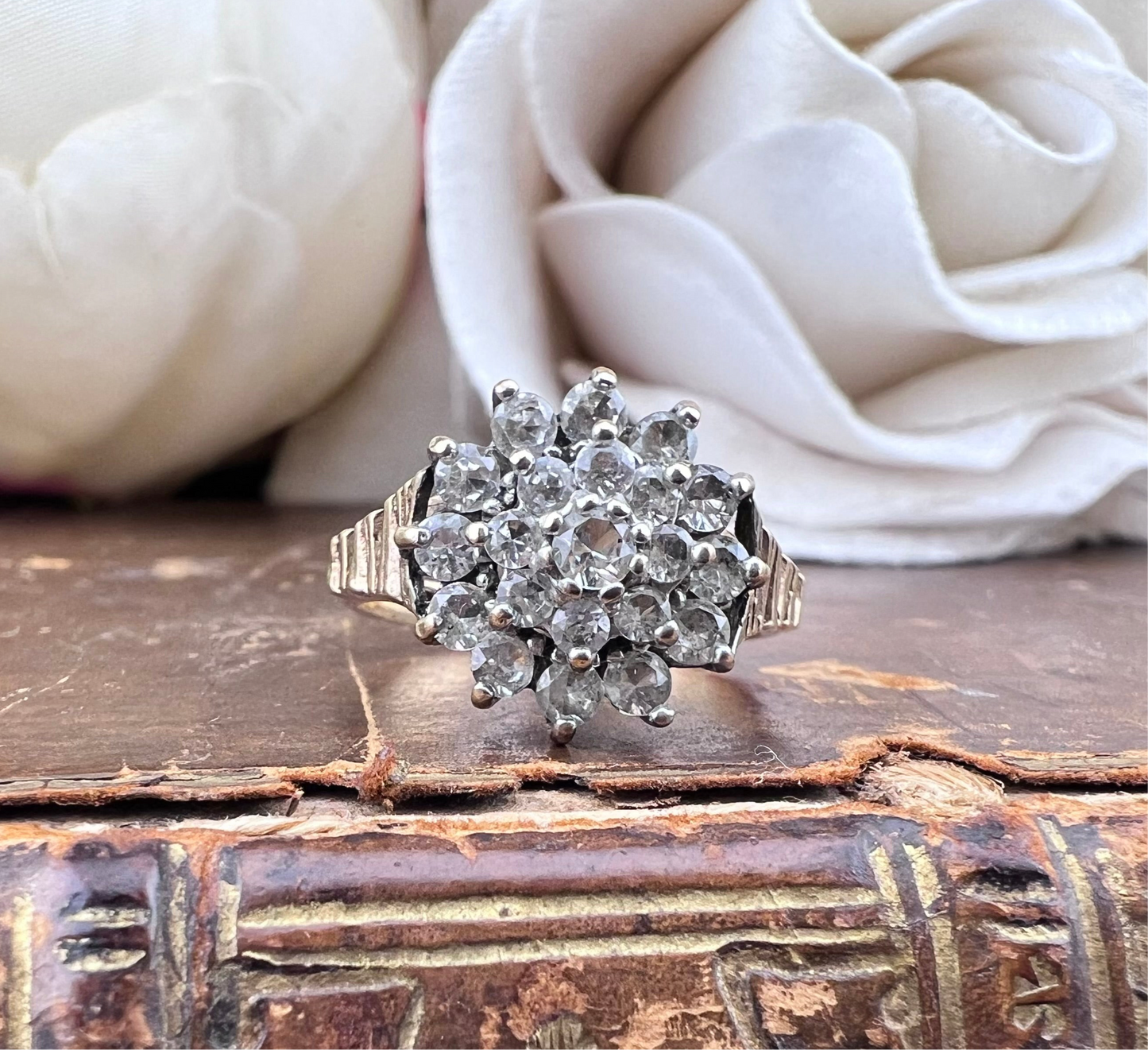Cluster ring. Anello in oro con quarzi bianchi. Birmingham 1973