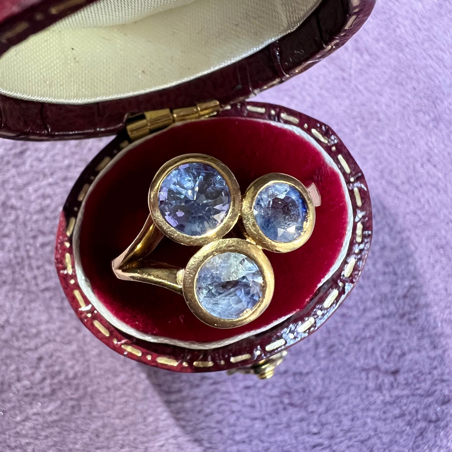 Ring with three light blue sapphires in 18k gold