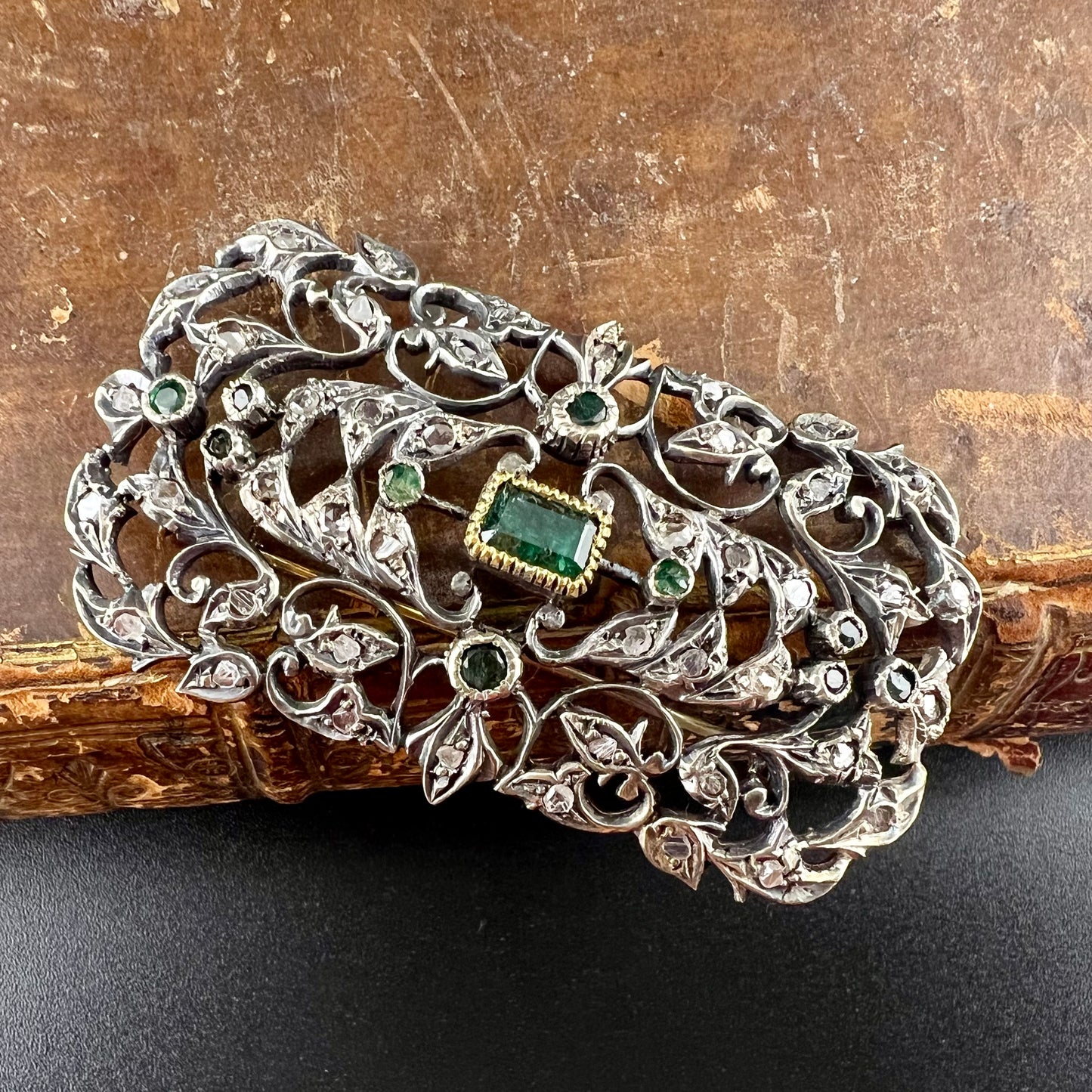 Antique 18K gold and silver brooch with diamonds and a central emerald. Italy, 1900-1910.