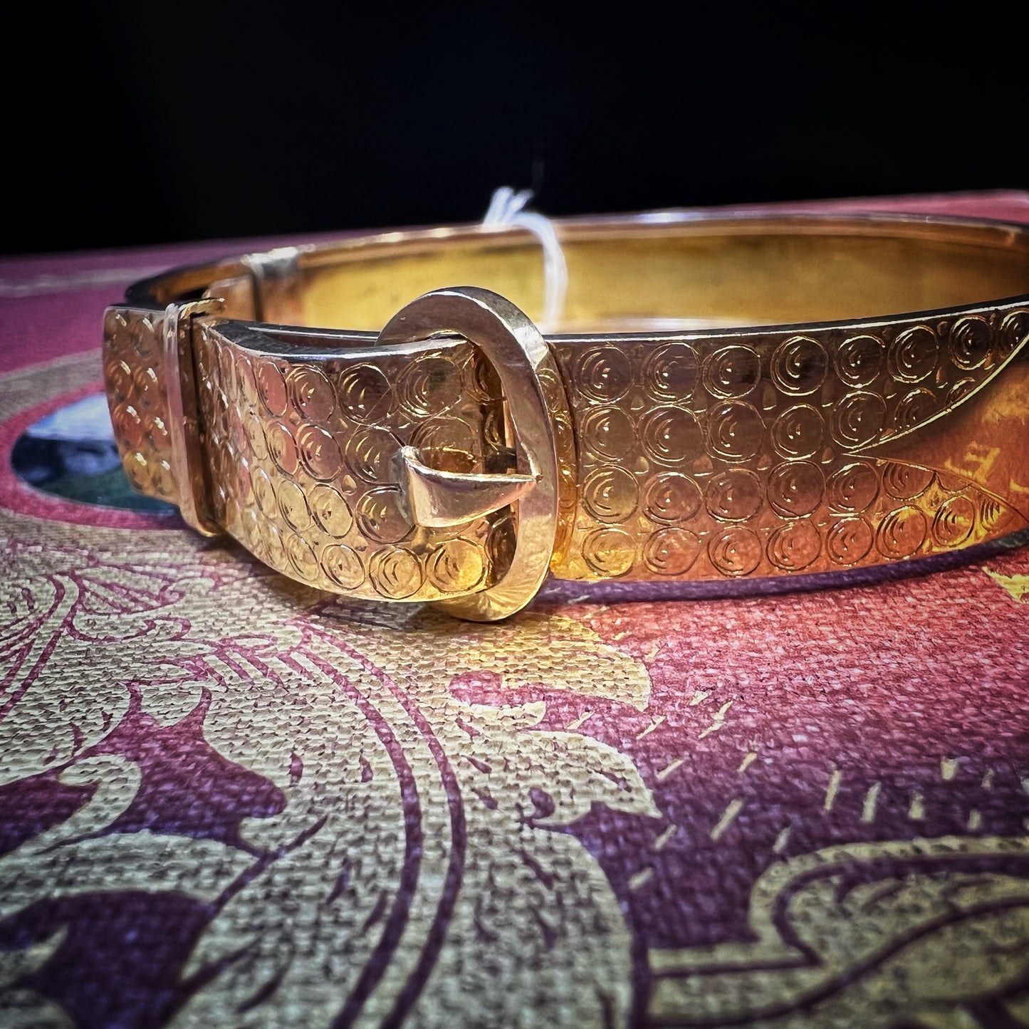 Starres Armband im Stil der 1930er Jahre mit Schnallenverzierung aus 18 Karat Gold