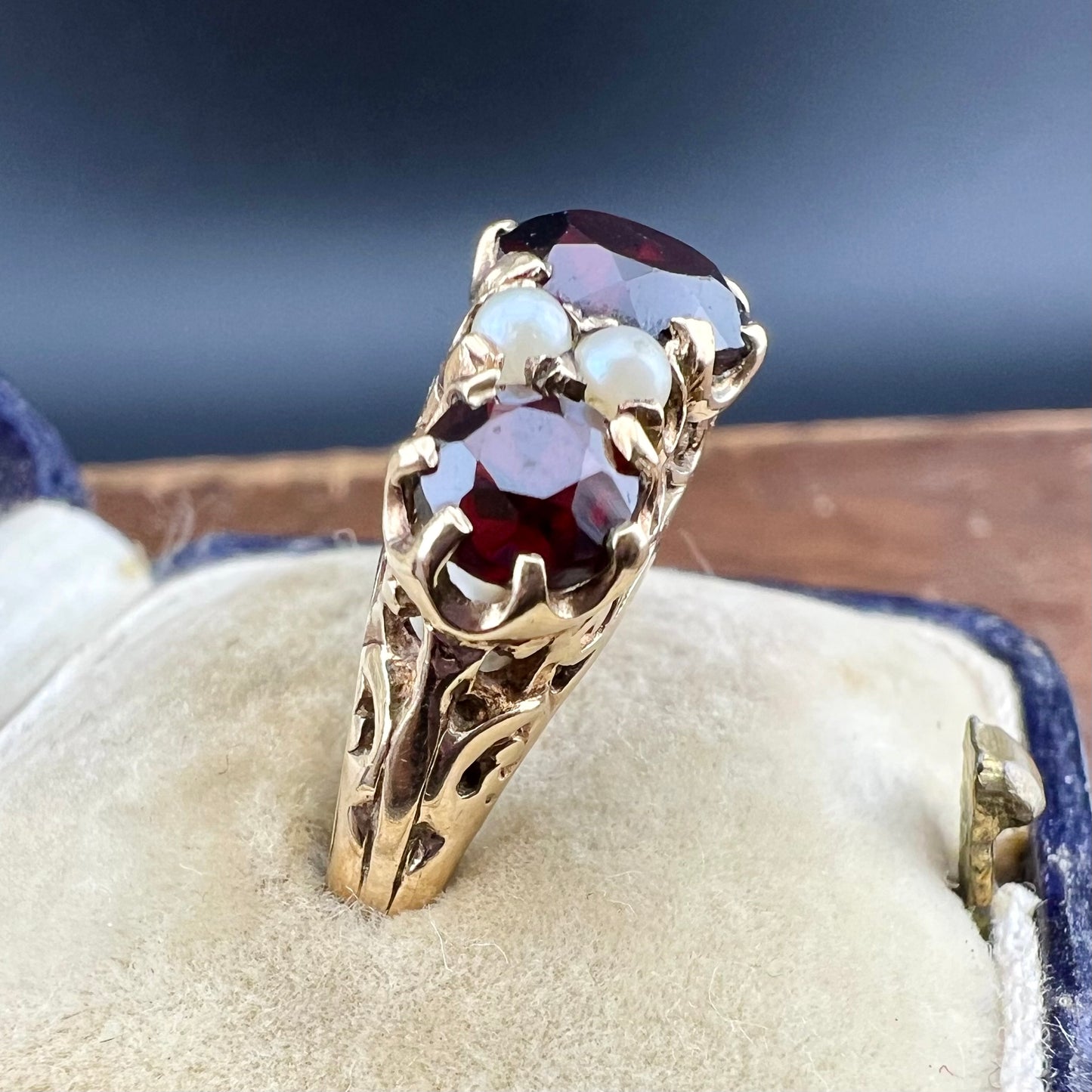 9ct gold ring, London 1965, with pearls and garnets.