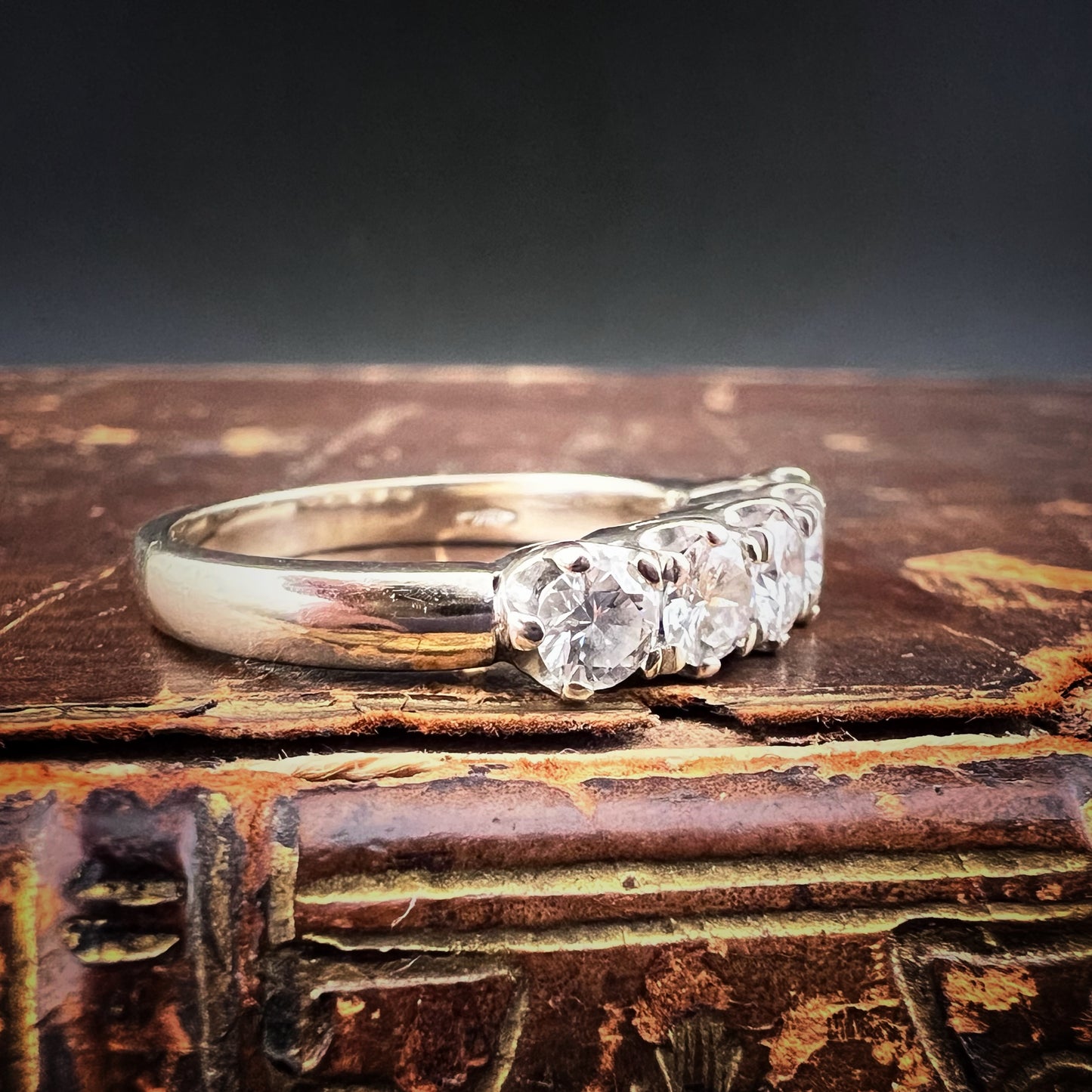 Anello riviere vintage in oro 18 carati e diamanti