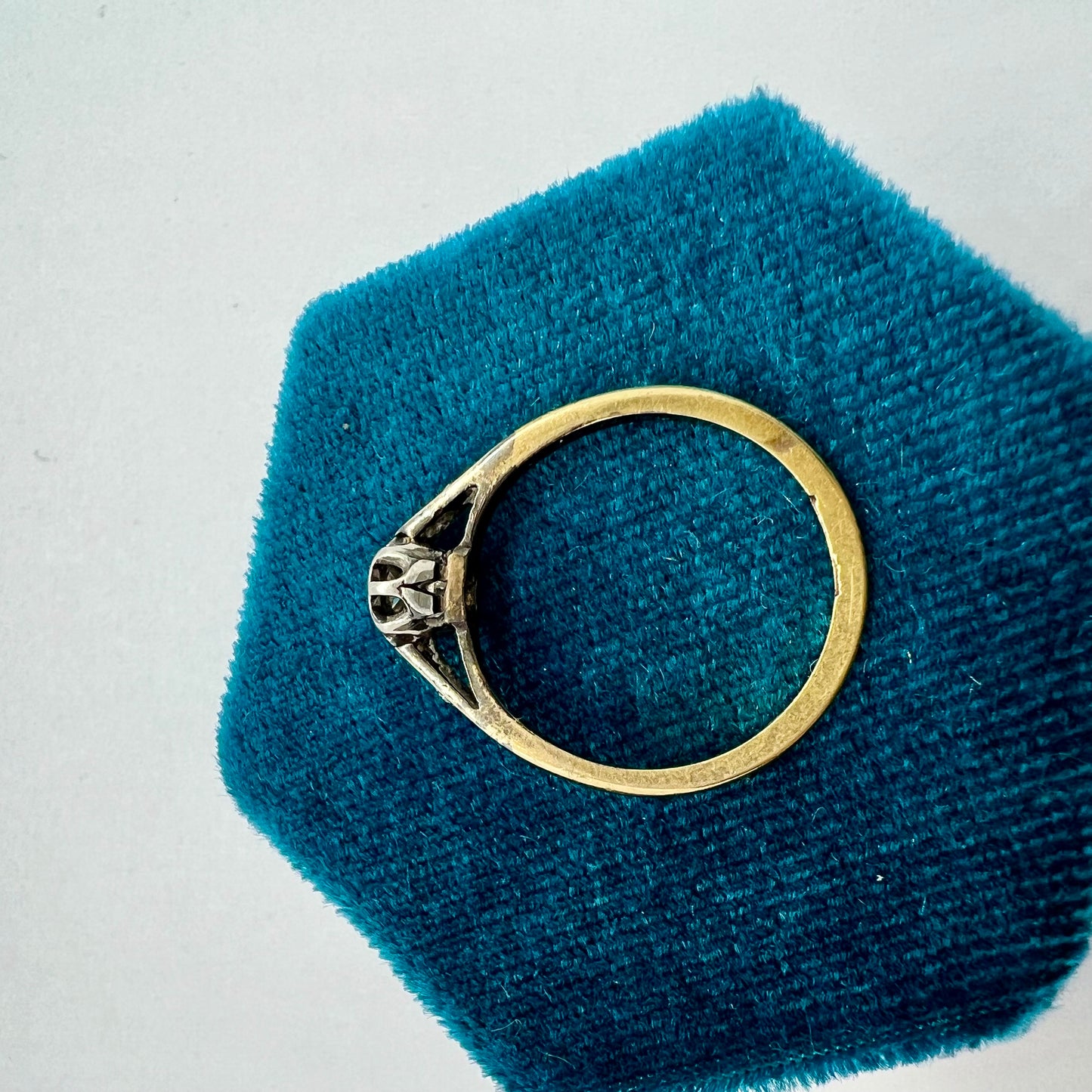 Solitaire ring with diamond from the early 1900s in 18 yellow gold