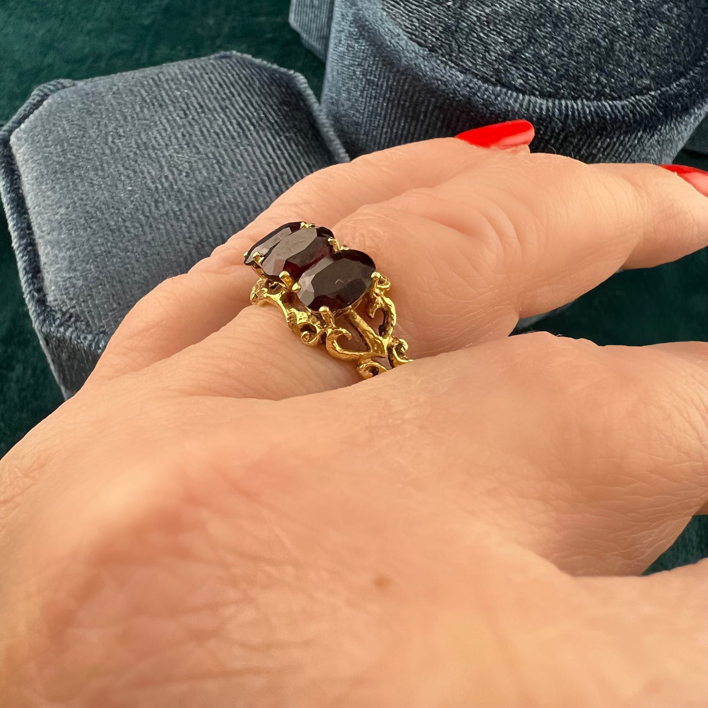 Ring with three garnets in 18k yellow gold