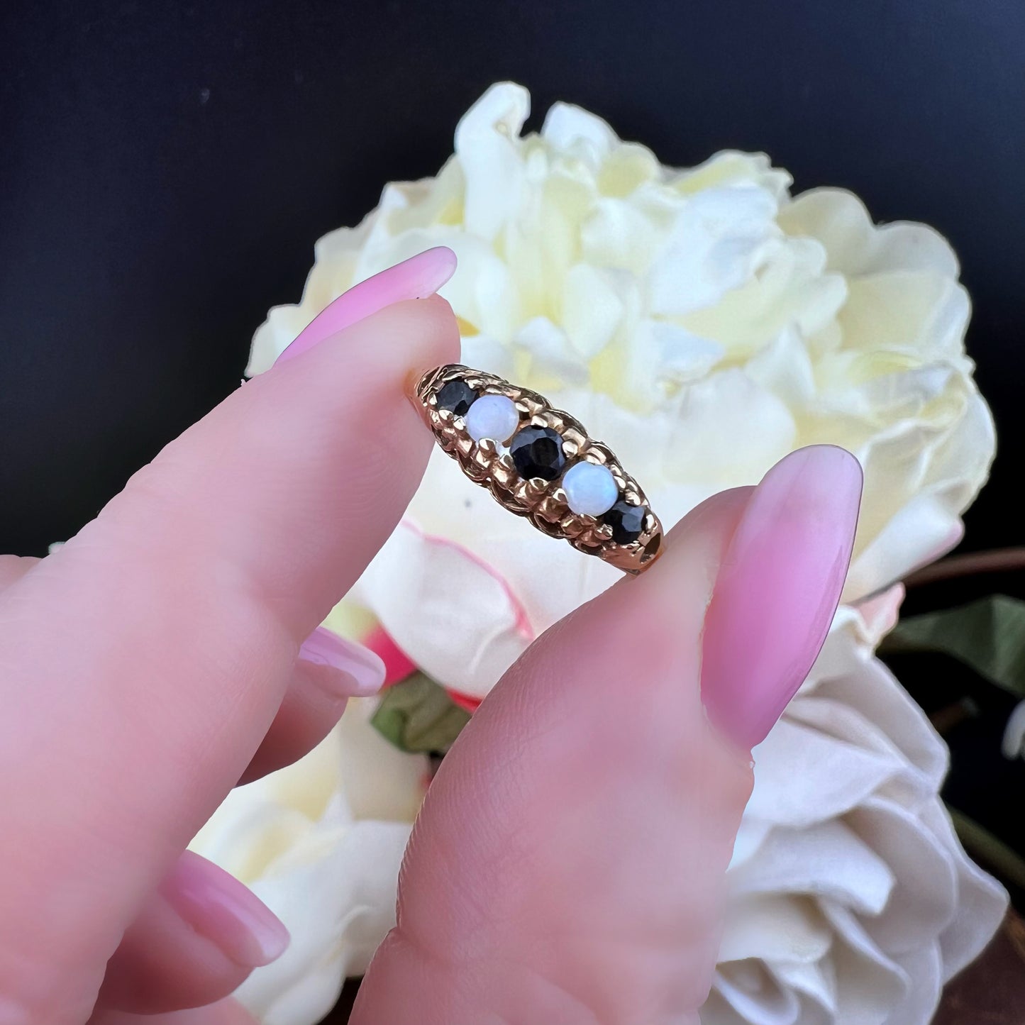 Anello vintage in oro giallo con opali e zaffiri – Birmingham, 1987